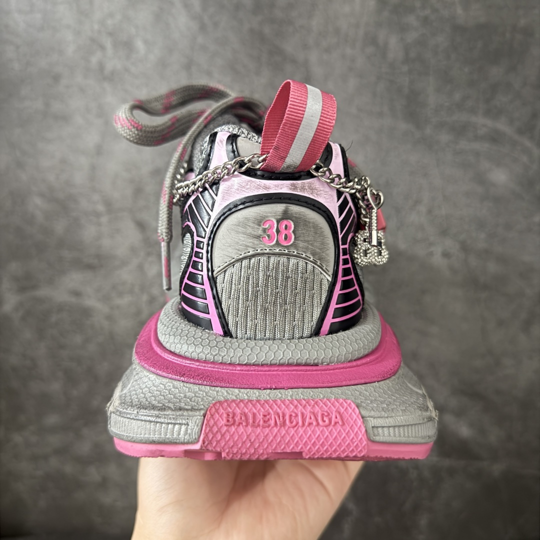 图片[4]-【XA版本】BALENCIAGA 3XL Sneakers 链扣配饰 巴黎世家十代网布系带低帮走秀复古老爹鞋 全套原纸板楦头开发 最原汁原味的灵魂版型 全鞋荧光划线卡点 胶水把控整洁度追求极致完美 每一双都是工艺品 多重QC质检 超越公司货的品控标准 实实在在的免检产品 原盒原配 正确字体电绣 粗细、位置、大小正确 侧边TPU 透气孔匹配意产原版 正确分离大底 TPU软底 原版一致大底LOGO 立体感十足 原厂皮料水洗做旧 采购原厂网纱 不含皮革 网布材料和聚氨酯 磨损效果 鞋头边缘和后帮 Balenciaga 徽标 鞋面和后跟凸印尺码 鞋舌 3XL 橡胶品牌标识和反光细节 鞋帮拉袢和鞋舌拉祥 配反光细节 备用鞋带在鞋履前侧 可在穿着前取下 便于不同造型搭配 偏大一码 尺码：35-46-选品中心
