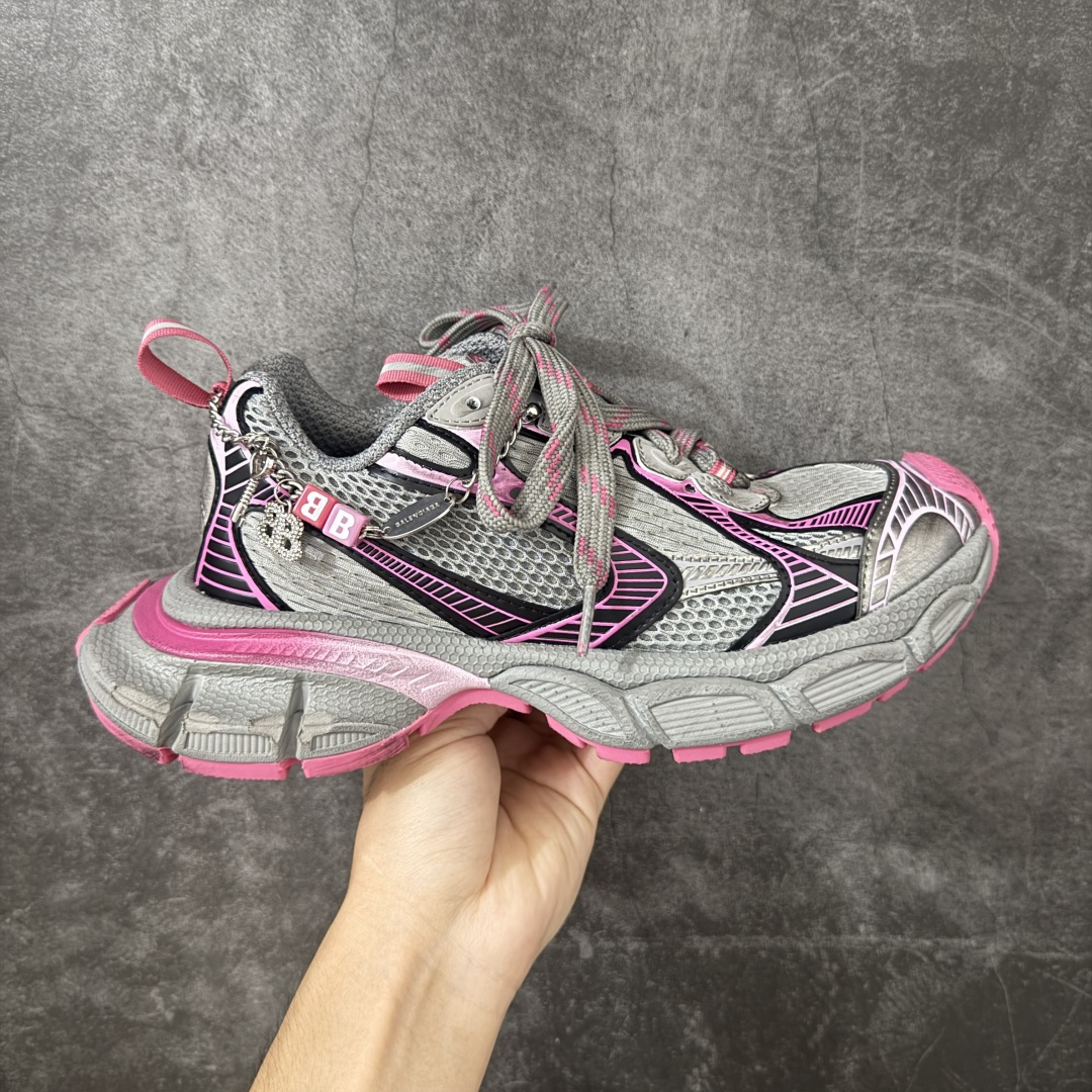 【XA版本】BALENCIAGA 3XL Sneakers 链扣配饰 巴黎世家十代网布系带低帮走秀复古老爹鞋 全套原纸板楦头开发 最原汁原味的灵魂版型 全鞋荧光划线卡点 胶水把控整洁度追求极致完美 每一双都是工艺品 多重QC质检 超越公司货的品控标准 实实在在的免检产品 原盒原配 正确字体电绣 粗细、位置、大小正确 侧边TPU 透气孔匹配意产原版 正确分离大底 TPU软底 原版一致大底LOGO 立体感十足 原厂皮料水洗做旧 采购原厂网纱 不含皮革 网布材料和聚氨酯 磨损效果 鞋头边缘和后帮 Balenciaga 徽标 鞋面和后跟凸印尺码 鞋舌 3XL 橡胶品牌标识和反光细节 鞋帮拉袢和鞋舌拉祥 配反光细节 备用鞋带在鞋履前侧 可在穿着前取下 便于不同造型搭配 偏大一码 尺码:35-46-选品中心