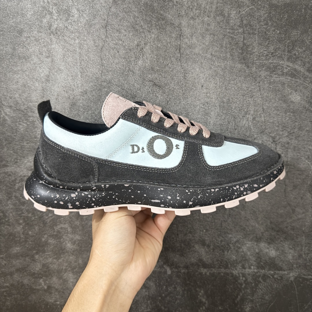 【广东礼盒版】Dior Squash 2026春夏复古麂皮休闲运动鞋。 鞋面采用进口反毛麂皮,触感细腻耐磨,拼接轻量化防水科技布,透气不闷脚,鞋侧立体DIO标识,低调凸显品牌质感。 加厚分层缓震中底,有效缓冲走路压力,隐形3cm增高修饰腿型;锯齿形防滑橡胶大底,抓地力强,通勤、出游、运动都适配。 尺码:39 40 41 42 43 44 45-选品中心