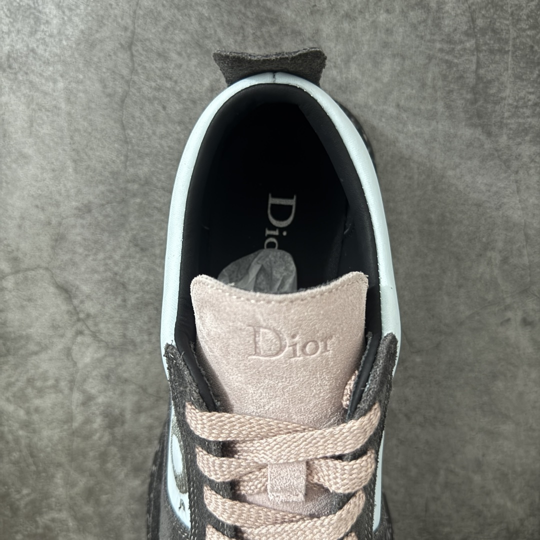 图片[8]-【广东礼盒版】Dior Squash 2026春夏复古麂皮休闲运动鞋。 鞋面采用进口反毛麂皮，触感细腻耐磨，拼接轻量化防水科技布，透气不闷脚，鞋侧立体DIO标识，低调凸显品牌质感。 加厚分层缓震中底，有效缓冲走路压力，隐形3cm增高修饰腿型；锯齿形防滑橡胶大底，抓地力强，通勤、出游、运动都适配。 尺码：39 40 41 42 43 44 45-选品中心