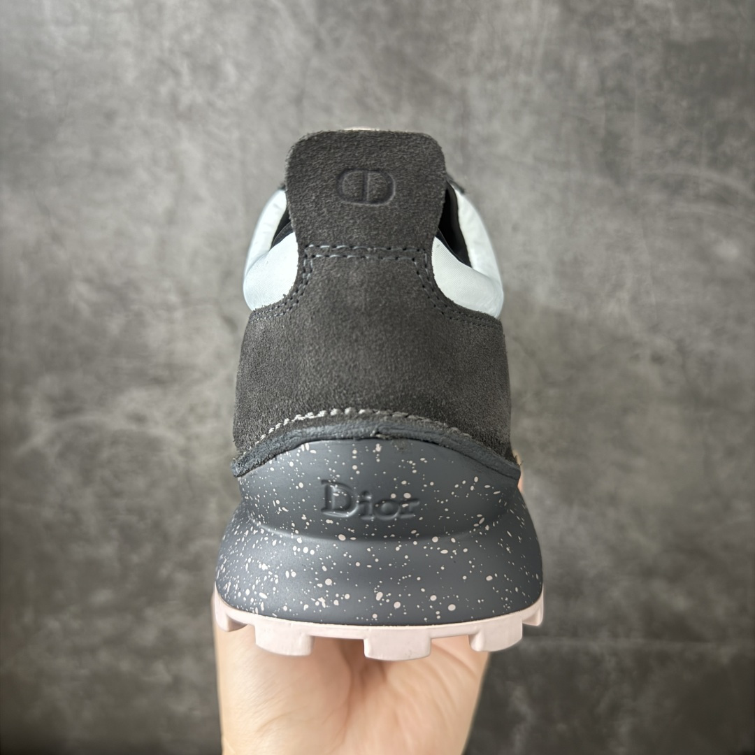 图片[4]-【佛山超A版】Dior 迪奥 Squash 系列低帮厚底休闲运动鞋 代购同渠道品质 高端零售 外贸充正专供 原版购入开发 ZP级全套包装 完美楦型 正确卡色 质感媲美原版 细节与原版一致 请注意区分市面通货材 这款乔纳森·安德森 (Jonathan Anderson) 精心设计的 Dior Squash 运动鞋采用鞋面外翻式缝合结构，展现鲜明的现代风范，既舒适又时尚，彰显 Dior 工坊精湛的鞋履制作工艺。柔软和透气的绒面牛皮革搭配经久耐用的尼龙和轻盈鞋底，舒适百搭的设计可为各式造型提升格调 配送精美包装 ▪️面料： 原版定制进口头层牛皮 ▪️内里：定制进口羊皮网里 ▪️鞋底：原版开模防滑橡胶材质 ▪️底厚：4CM ▪️尺码： 男款39-46-选品中心