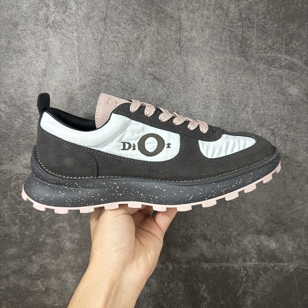 【佛山超A版】Dior 迪奥 Squash 系列低帮厚底休闲运动鞋 代购同渠道品质 高端零售 外贸充正专供 原版购入开发 ZP级全套包装 完美楦型 正确卡色 质感媲美原版 细节与原版一致 请注意区分市面通货材 这款乔纳森·安德森 (Jonathan Anderson) 精心设计的 Dior Squash 运动鞋采用鞋面外翻式缝合结构,展现鲜明的现代风范,既舒适又时尚,彰显 Dior 工坊精湛的鞋履制作工艺。柔软和透气的绒面牛皮革搭配经久耐用的尼龙和轻盈鞋底,舒适百搭的设计可为各式造型提升格调 配送精美包装 ▪️面料: 原版定制进口头层牛皮 ▪️内里:定制进口羊皮网里 ▪️鞋底:原版开模防滑橡胶材质 ▪️底厚:4CM ▪️尺码: 男款39-46-选品中心