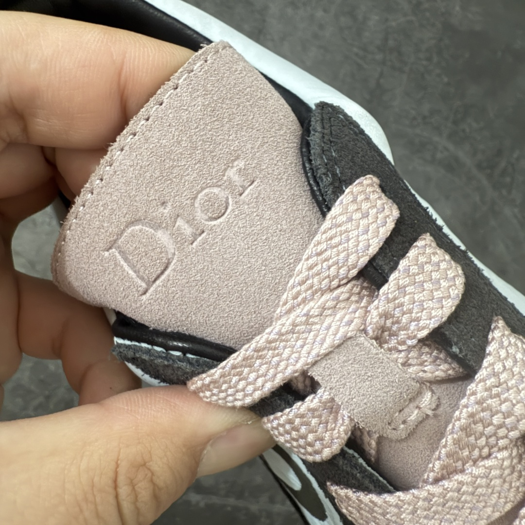 图片[6]-【佛山超A版】Dior 迪奥 Squash 系列低帮厚底休闲运动鞋 代购同渠道品质 高端零售 外贸充正专供 原版购入开发 ZP级全套包装 完美楦型 正确卡色 质感媲美原版 细节与原版一致 请注意区分市面通货材 这款乔纳森·安德森 (Jonathan Anderson) 精心设计的 Dior Squash 运动鞋采用鞋面外翻式缝合结构，展现鲜明的现代风范，既舒适又时尚，彰显 Dior 工坊精湛的鞋履制作工艺。柔软和透气的绒面牛皮革搭配经久耐用的尼龙和轻盈鞋底，舒适百搭的设计可为各式造型提升格调 配送精美包装 ▪️面料： 原版定制进口头层牛皮 ▪️内里：定制进口羊皮网里 ▪️鞋底：原版开模防滑橡胶材质 ▪️底厚：4CM ▪️尺码： 男款39-46-选品中心