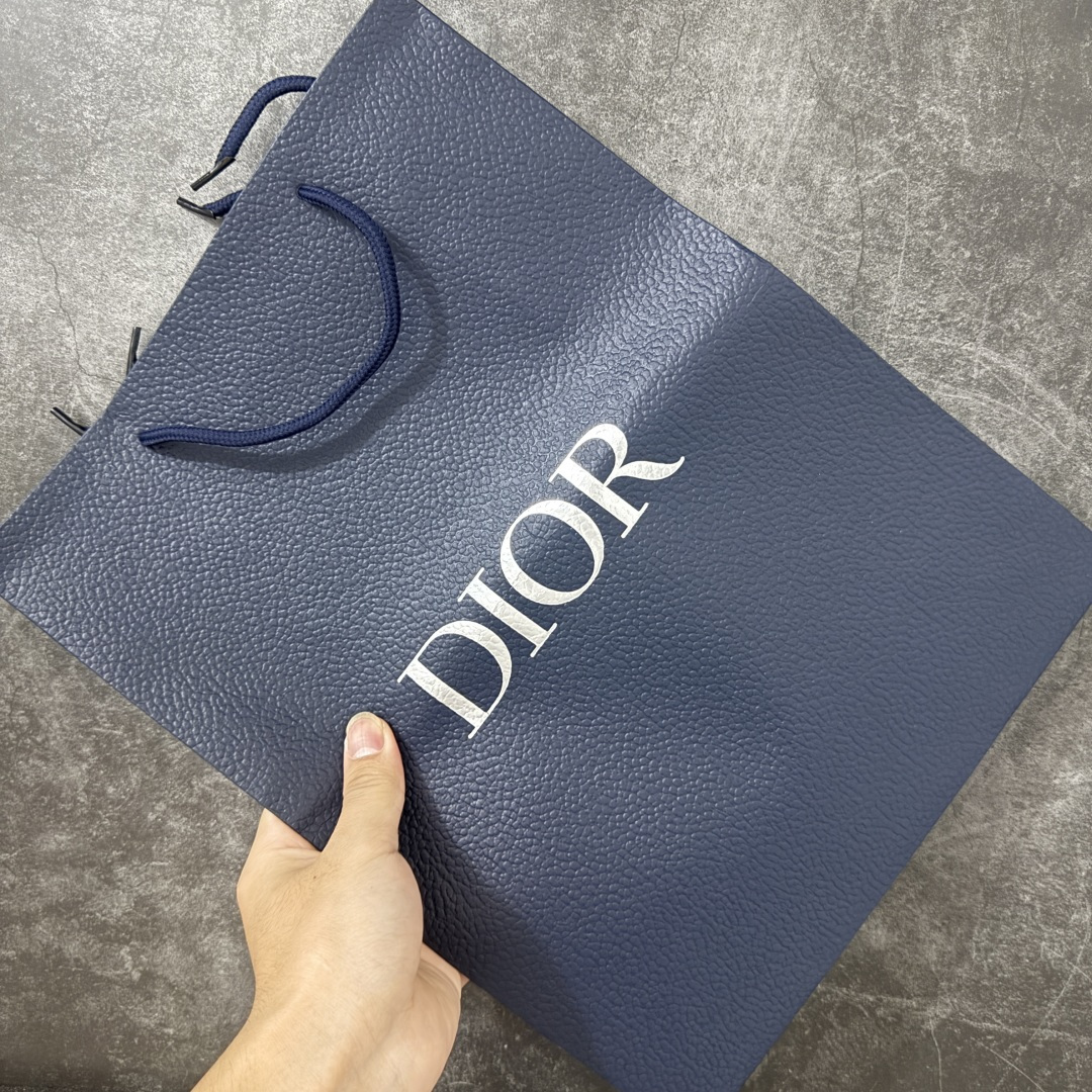 图片[11]-【佛山超A版】Dior 迪奥 Squash 系列低帮厚底休闲运动鞋 代购同渠道品质 高端零售 外贸充正专供 原版购入开发 ZP级全套包装 完美楦型 正确卡色 质感媲美原版 细节与原版一致 请注意区分市面通货材 这款乔纳森·安德森 (Jonathan Anderson) 精心设计的 Dior Squash 运动鞋采用鞋面外翻式缝合结构，展现鲜明的现代风范，既舒适又时尚，彰显 Dior 工坊精湛的鞋履制作工艺。柔软和透气的绒面牛皮革搭配经久耐用的尼龙和轻盈鞋底，舒适百搭的设计可为各式造型提升格调 配送精美包装 ▪️面料： 原版定制进口头层牛皮 ▪️内里：定制进口羊皮网里 ▪️鞋底：原版开模防滑橡胶材质 ▪️底厚：4CM ▪️尺码： 男款39-46-选品中心