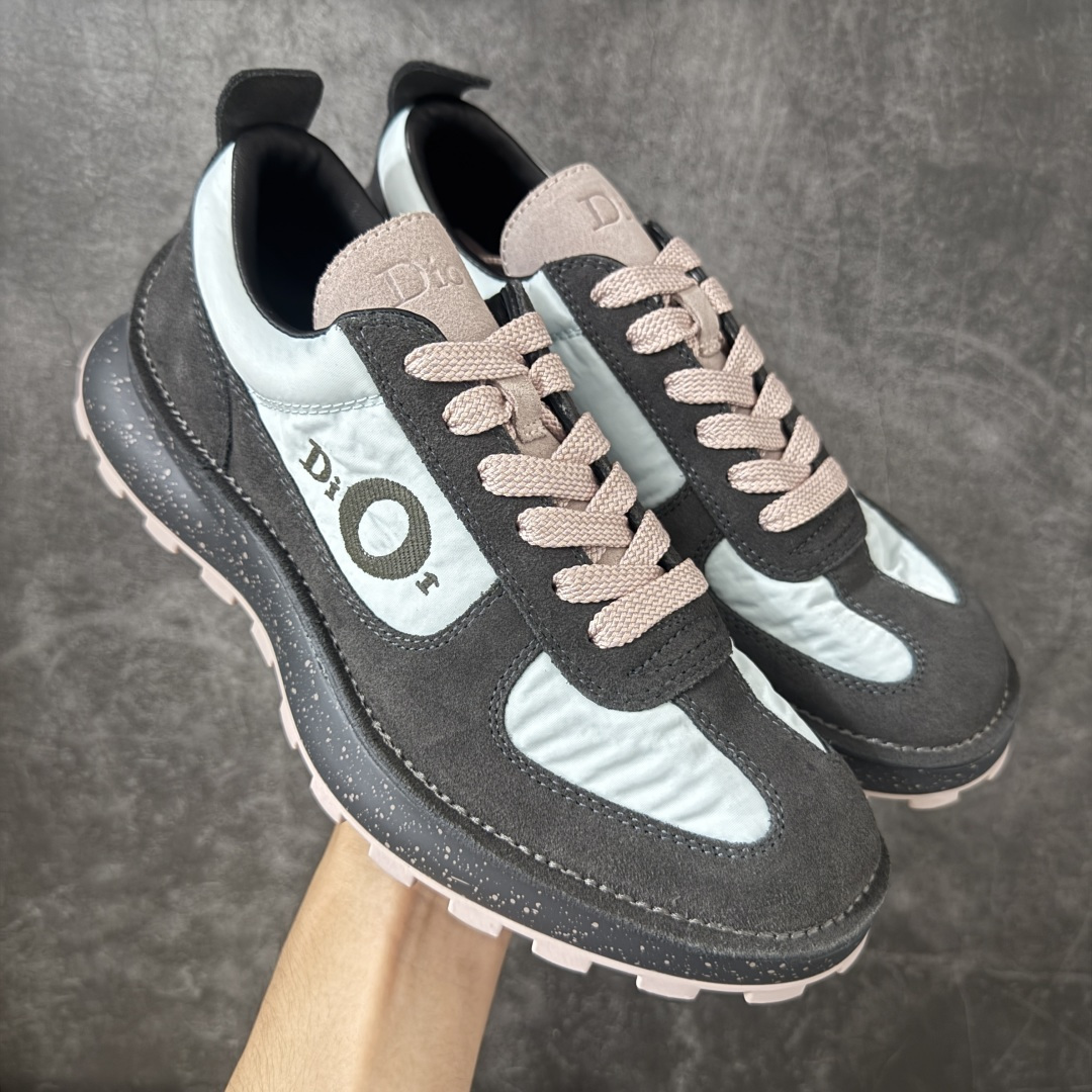【佛山超A版】Dior 迪奥 Squash 系列低帮厚底休闲运动鞋 代购同渠道品质 高端零售 外贸充正专供 原版购入开发 ZP级全套包装 完美楦型 正确卡色 质感媲美原版 细节与原版一致 请注意区分市面通货材 这款乔纳森·安德森 (Jonathan Anderson) 精心设计的 Dior Squash 运动鞋采用鞋面外翻式缝合结构,展现鲜明的现代风范,既舒适又时尚,彰显 Dior 工坊精湛的鞋履制作工艺。柔软和透气的绒面牛皮革搭配经久耐用的尼龙和轻盈鞋底,舒适百搭的设计可为各式造型提升格调 配送精美包装 ▪️面料: 原版定制进口头层牛皮 ▪️内里:定制进口羊皮网里 ▪️鞋底:原版开模防滑橡胶材质 ▪️底厚:4CM ▪️尺码: 男款39-46-选品中心