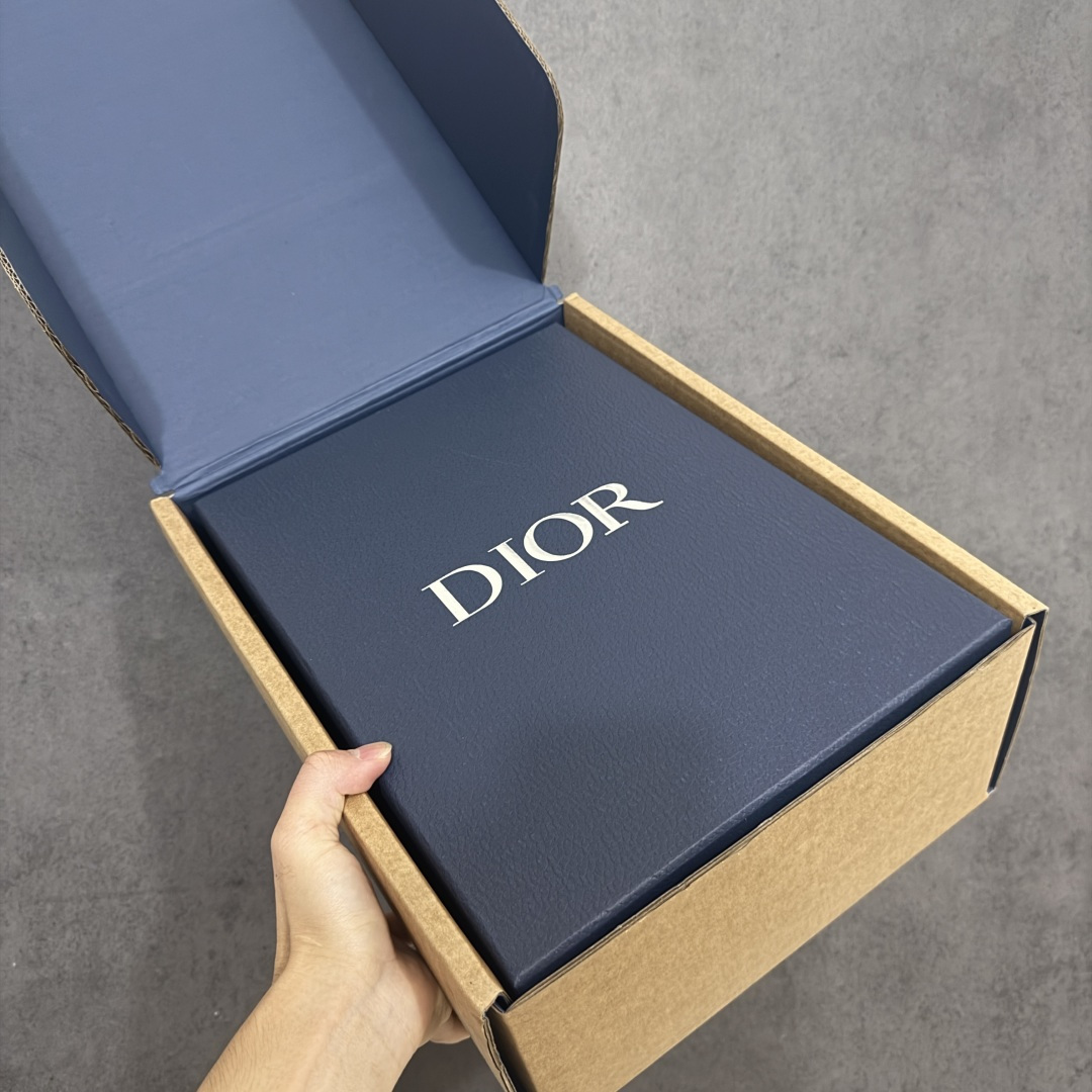 图片[12]-【佛山超A版】Dior 迪奥 Squash 系列低帮厚底休闲运动鞋 代购同渠道品质 高端零售 外贸充正专供 原版购入开发 ZP级全套包装 完美楦型 正确卡色 质感媲美原版 细节与原版一致 请注意区分市面通货材 这款乔纳森·安德森 (Jonathan Anderson) 精心设计的 Dior Squash 运动鞋采用鞋面外翻式缝合结构，展现鲜明的现代风范，既舒适又时尚，彰显 Dior 工坊精湛的鞋履制作工艺。柔软和透气的绒面牛皮革搭配经久耐用的尼龙和轻盈鞋底，舒适百搭的设计可为各式造型提升格调 配送精美包装 ▪️面料： 原版定制进口头层牛皮 ▪️内里：定制进口羊皮网里 ▪️鞋底：原版开模防滑橡胶材质 ▪️底厚：4CM ▪️尺码： 男款39-46-选品中心