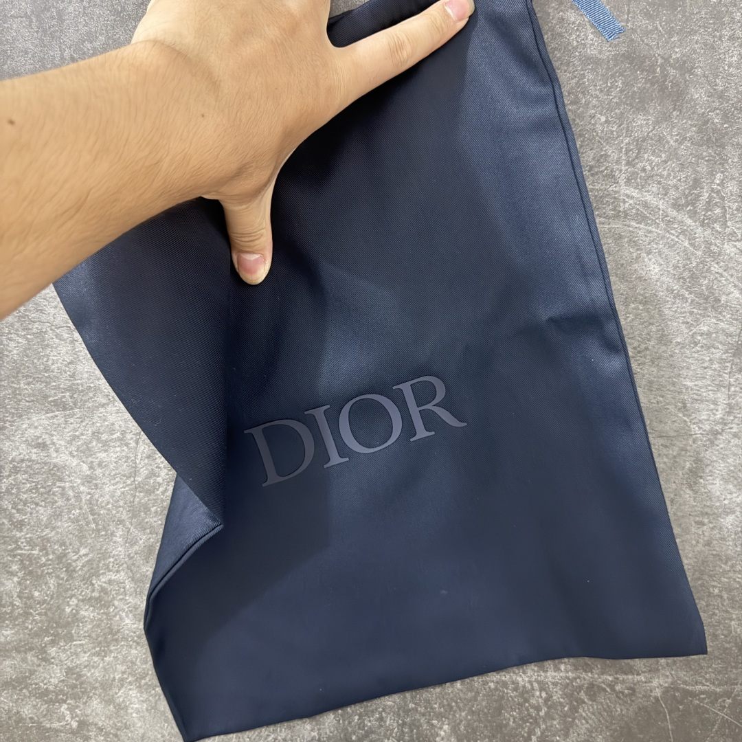 图片[10]-【佛山超A版】Dior 迪奥 Squash 系列低帮厚底休闲运动鞋 代购同渠道品质 高端零售 外贸充正专供 原版购入开发 ZP级全套包装 完美楦型 正确卡色 质感媲美原版 细节与原版一致 请注意区分市面通货材 这款乔纳森·安德森 (Jonathan Anderson) 精心设计的 Dior Squash 运动鞋采用鞋面外翻式缝合结构，展现鲜明的现代风范，既舒适又时尚，彰显 Dior 工坊精湛的鞋履制作工艺。柔软和透气的绒面牛皮革搭配经久耐用的尼龙和轻盈鞋底，舒适百搭的设计可为各式造型提升格调 配送精美包装 ▪️面料： 原版定制进口头层牛皮 ▪️内里：定制进口羊皮网里 ▪️鞋底：原版开模防滑橡胶材质 ▪️底厚：4CM ▪️尺码： 男款39-46-选品中心