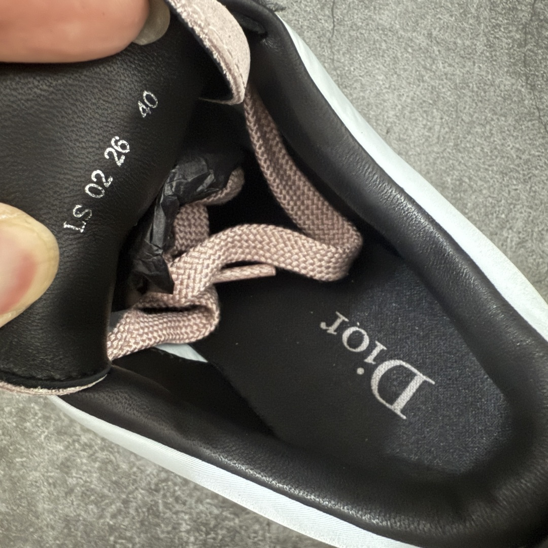 图片[7]-【佛山超A版】Dior 迪奥 Squash 系列低帮厚底休闲运动鞋 代购同渠道品质 高端零售 外贸充正专供 原版购入开发 ZP级全套包装 完美楦型 正确卡色 质感媲美原版 细节与原版一致 请注意区分市面通货材 这款乔纳森·安德森 (Jonathan Anderson) 精心设计的 Dior Squash 运动鞋采用鞋面外翻式缝合结构，展现鲜明的现代风范，既舒适又时尚，彰显 Dior 工坊精湛的鞋履制作工艺。柔软和透气的绒面牛皮革搭配经久耐用的尼龙和轻盈鞋底，舒适百搭的设计可为各式造型提升格调 配送精美包装 ▪️面料： 原版定制进口头层牛皮 ▪️内里：定制进口羊皮网里 ▪️鞋底：原版开模防滑橡胶材质 ▪️底厚：4CM ▪️尺码： 男款39-46-选品中心