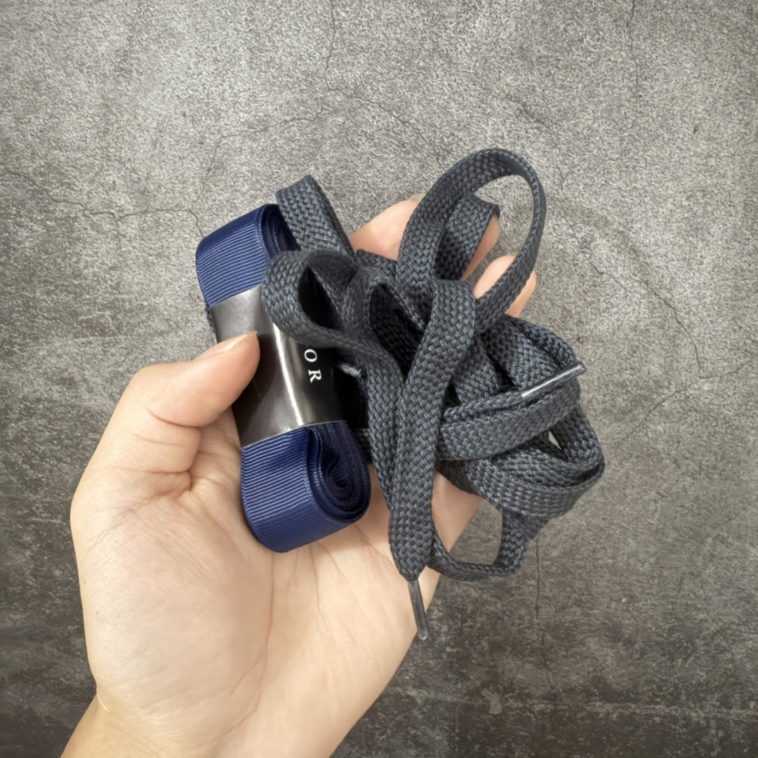 图片[9]-【佛山超A版】Dior 迪奥 Squash 系列低帮厚底休闲运动鞋 代购同渠道品质 高端零售 外贸充正专供 原版购入开发 ZP级全套包装 完美楦型 正确卡色 质感媲美原版 细节与原版一致 请注意区分市面通货材 这款乔纳森·安德森 (Jonathan Anderson) 精心设计的 Dior Squash 运动鞋采用鞋面外翻式缝合结构，展现鲜明的现代风范，既舒适又时尚，彰显 Dior 工坊精湛的鞋履制作工艺。柔软和透气的绒面牛皮革搭配经久耐用的尼龙和轻盈鞋底，舒适百搭的设计可为各式造型提升格调 配送精美包装 ▪️面料： 原版定制进口头层牛皮 ▪️内里：定制进口羊皮网里 ▪️鞋底：原版开模防滑橡胶材质 ▪️底厚：4CM ▪️尺码： 男款39-46-选品中心
