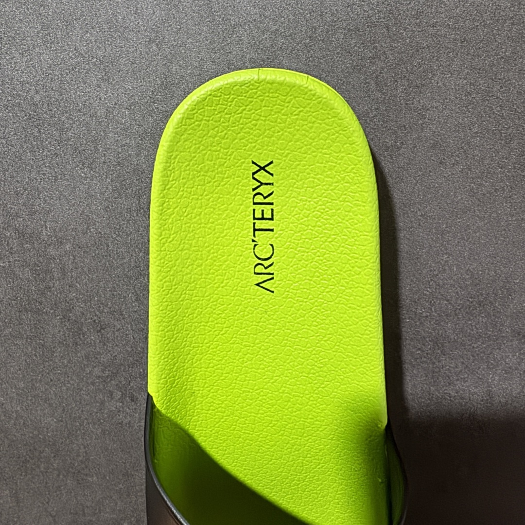 图片[6]-【公司级】Arcteryx Slipper PRO M 始祖鸟一字拖鞋 泼墨街头潮牌沙滩拖鞋 中底设计提供更佳支撑和舒适感受 一片式鞋面搭配加厚衬里 贴合脚面 给予舒适脚感 进口天然橡胶大底 超舒适顶级脚感 纳米纹防滑内底 防滑吸盘鞋底 踩浓浓屎感 秒杀市面一切版本 货号： 0772183363 尺码：36 37 38 39 40 41 42 43 44 45 46 47 编码： FJA170180-选品中心