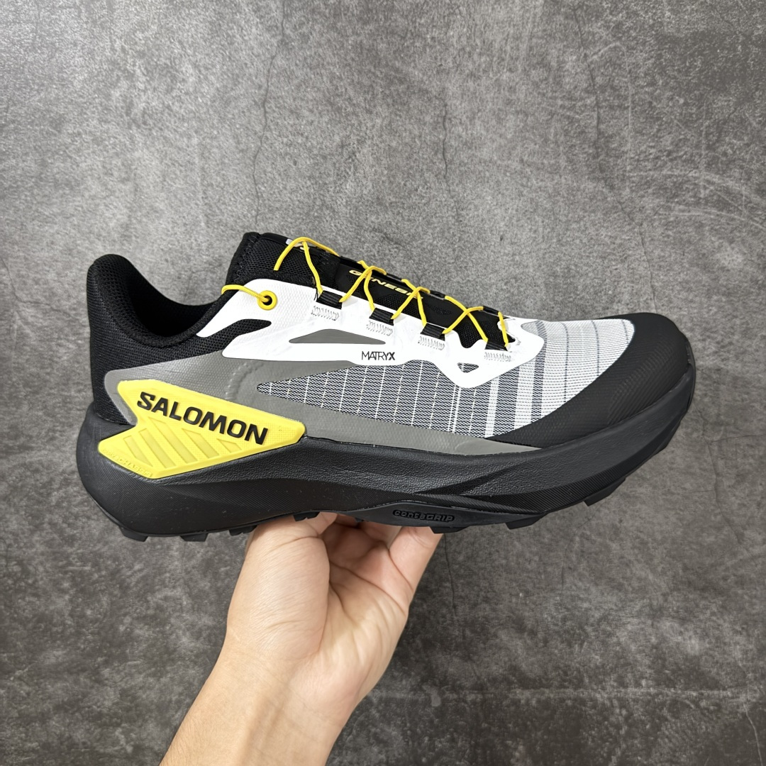 【公司级】SALOMON萨洛蒙 GENESIS 舒适减震透气 低帮越野跑鞋 中短距离越野速度利器 流线型设计出街或跑山都自带高级感 实战表现硬核:极致包裹与防滑 Matryx鞋面强韧抗撕裂,搭配Quicklace快速系带,一拉即紧。下坡时包裹感极佳,完全不担心黑脚趾; Contagrip大底抓地力在线,碎石路面也能稳稳把控。 -路感清晰,推进力强:EnergyFOAM中底不算夸张厚,但回弹干脆。配合后跟TPU稳定片,侧向支撑极高,提速和变向非常灵敏。鞋楦偏窄且前掌不宽,高脚背或宽脚星人强烈建议买大半码到一码,预留防顶脚空间。 适用场景:专为50km以内的中短距离设计。前掌偏薄,超长距离后半程可能会觉得缓震不足;大体重跑者建议仅用于短距离训练。 这是一双轻巧、灵活、适合进阶跑者冲成绩的短距离利器,路感和下坡能力越强的人越会爱它! 货号:477628 30 尺码:36 36.5 37.5 38 38.5 39 40 40.5 41 42 42.5 43 44 44.5 45-选品中心