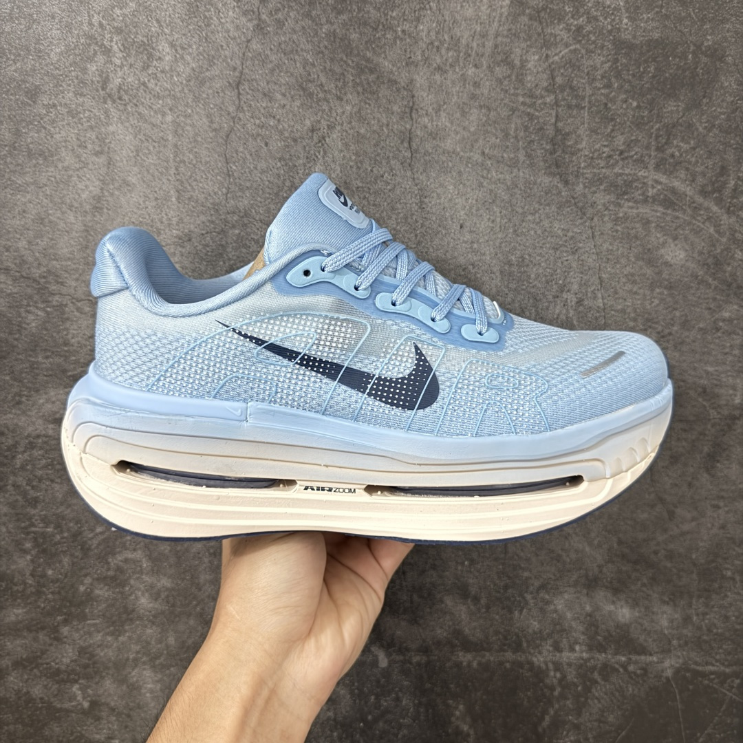 【公司级】Nike VOMERO PREMIUM 耐克 舒适减震防滑 低帮跑步鞋 全掌ReactX泡绵中底 前掌和后跟还配备了Air Zoom气垫单元 据说跑起来更快更舒适哦 这次最大的升级点 首次引入了ReactX泡绵 货号:HM5973-401 尺码:36 36.5 37.5 38 38.5 39 40 40.5 41 42 42.5 43 44 45 46-选品中心
