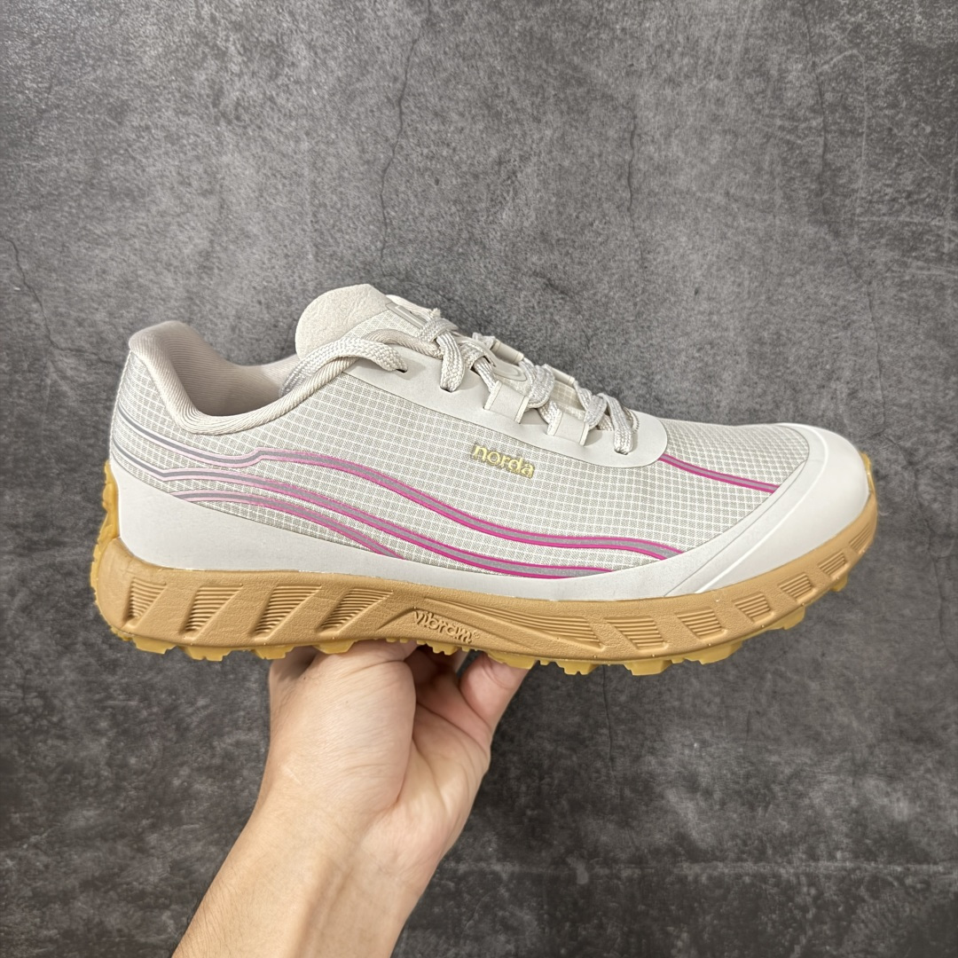 【纯原M版】诺达 NORDA 002 Sneaker0111 网面越野跑步鞋 原版原档案开发\\t(市面唯一1比1版本) 采用Dyneema鞋面(世界最强最轻纤维) VibramSLE中底和Megagrip外底 构建全方位高端性能体系4mm前后落差配合低鞋床设计提供清晰路感和灵敏反应,适合技术型terrain,5mm齿状花纹配合Megagrip橡胶提供卓越防滑性能宽楦设计适合亚洲脚型,加厚后跟海绵填充提供优秀包裹性, Dyneema材质防水耐磨带和鞋面连接最大化包裹感 LockSystem技术提供稳定锁定 尺码:36 36.5 37 38 38.5 39 40 40.5 41 42 42.5 43 44 44.5 45 46-选品中心