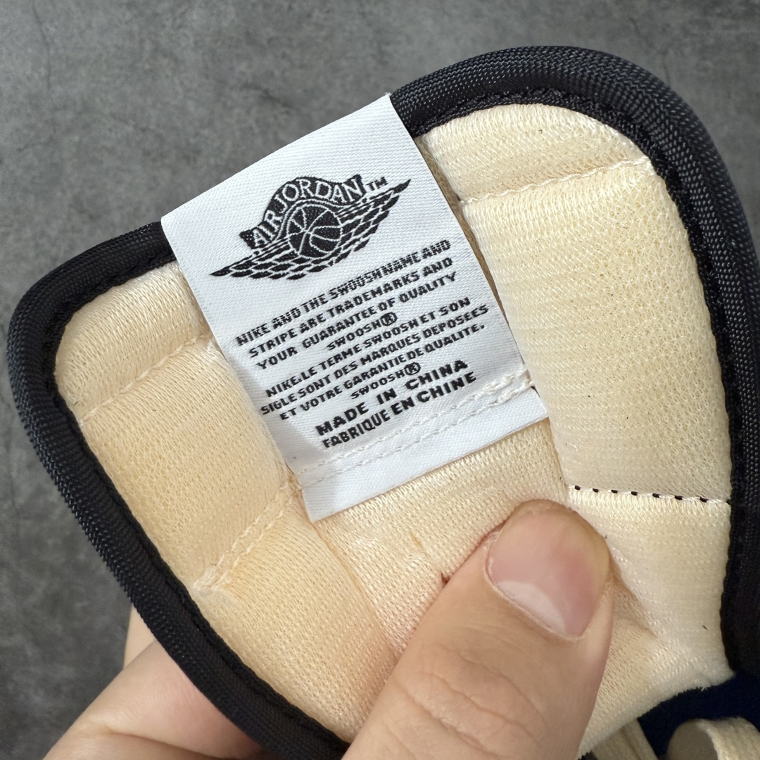 图片[9]-【GX2.0海外版】Travis Scott x Air Jordan AJ1 Low OG SP TS联名闪电倒钩低帮 DM7866-140 知名大厂出品 纯原第一梯队版本 产品品控稳定性领先行业 各方面均可对飙市面通货版 SZ原厂全套原楦原纸板冲刀磨具开发 原厂皮料加持 原厂港宝加持定型后跟R度完美 同源原厂电绣 鬼脸飞翼针数密度立体效果一致 百分百一致原鞋 原厂拉帮工艺 针距密度一致 后跟弧度收口自然不对折 极致一眼正品既视感 进口玻璃冲刀皮料裁剪零毛边 全鞋电脑针车工艺 品控清洁度最高QC检验标准 免检产品 原厂订购鞋盒、鞋标、防尘纸、鞋撑、鞋带 追求极致的原厂味道 尺码：36-48.5-选品中心