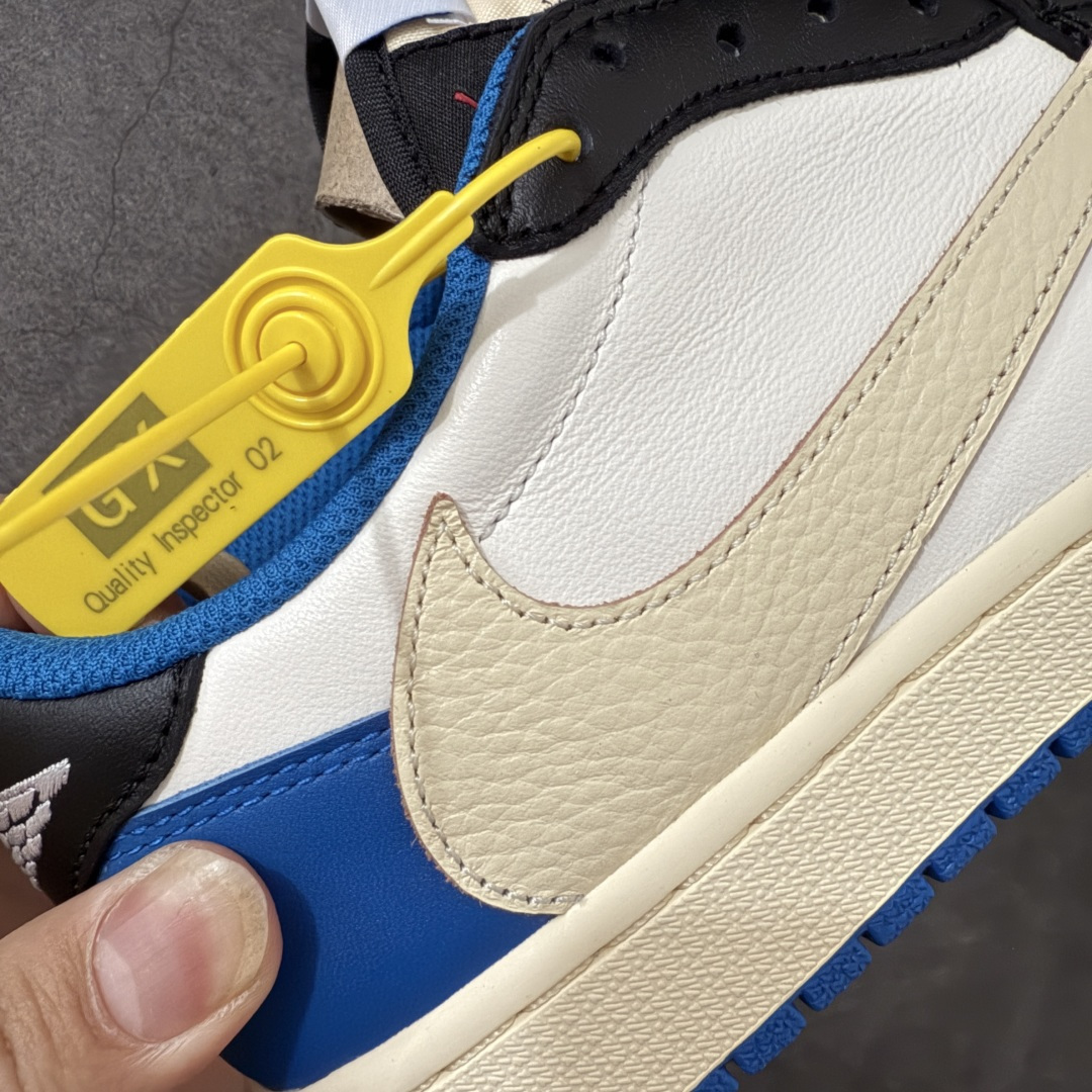 图片[3]-【GX2.0海外版】Travis Scott x Air Jordan AJ1 Low OG SP TS联名闪电倒钩低帮 DM7866-140 知名大厂出品 纯原第一梯队版本 产品品控稳定性领先行业 各方面均可对飙市面通货版 SZ原厂全套原楦原纸板冲刀磨具开发 原厂皮料加持 原厂港宝加持定型后跟R度完美 同源原厂电绣 鬼脸飞翼针数密度立体效果一致 百分百一致原鞋 原厂拉帮工艺 针距密度一致 后跟弧度收口自然不对折 极致一眼正品既视感 进口玻璃冲刀皮料裁剪零毛边 全鞋电脑针车工艺 品控清洁度最高QC检验标准 免检产品 原厂订购鞋盒、鞋标、防尘纸、鞋撑、鞋带 追求极致的原厂味道 尺码：36-48.5-选品中心