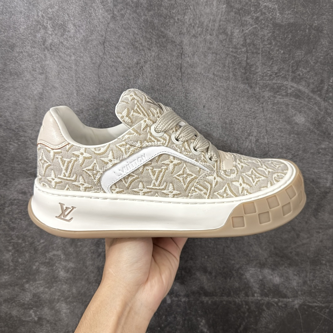 【HS顶级礼盒版】LV 路易威登LOUIS VUITTON Tilted Low Sneakers 倾斜系列低帮复古休闲运动文化百搭板鞋 2026早春款板鞋 饼干鞋 礼盒包装 私模开发大底 正确细节 原鞋原材料1:1打造 完美版型做工 欢迎对比市场任何品质的货品 广东原产 专业LV大厂出品 正确底 大底开发近半年 原楦型开发纸版 全鞋原材料打造 细节 针车 烫金 中底无可挑剔 包装说明书防尘布袋物件(附送官方快递加固牛皮纸外盒!!)# 尺码:39 40 41 42 43 44 45 46-选品中心