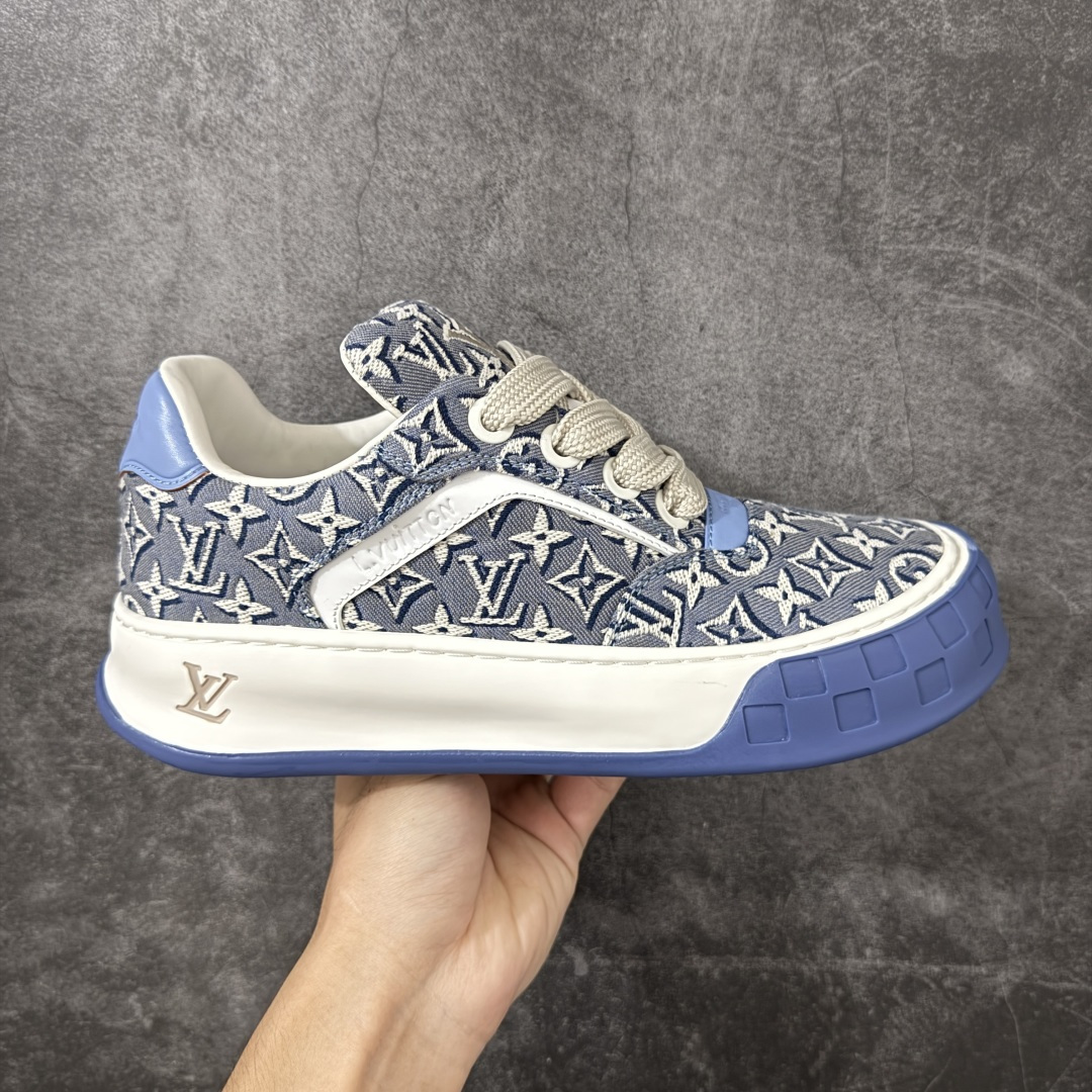 【HS顶级礼盒版】LV 路易威登LOUIS VUITTON Tilted Low Sneakers 倾斜系列低帮复古休闲运动文化百搭板鞋 2026早春款板鞋 饼干鞋 礼盒包装 私模开发大底 正确细节 原鞋原材料1:1打造 完美版型做工 欢迎对比市场任何品质的货品 广东原产 专业LV大厂出品 正确底 大底开发近半年 原楦型开发纸版 全鞋原材料打造 细节 针车 烫金 中底无可挑剔 包装说明书防尘布袋物件(附送官方快递加固牛皮纸外盒!!)# 尺码:39 40 41 42 43 44 45 46-选品中心