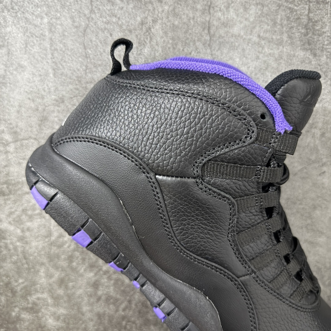 图片[7]-【外贸纯原】Air Jordan 10 OG \”Sacramento Kings\” 高帮 萨克拉门托黑紫 AJ10 乔丹10代 aj10 乔10 高邦 国王黑紫 乔丹篮球鞋系列 鞋身整体以黑色荔枝纹为主色调，搭配黑色框架覆盖层，鞋领内侧、中底边缘和外底都嵌了萨克拉门托紫，和萨克拉门托国王队经典配色遥相呼应。后跟的Jumpman Logo银色刺绣呈现，简约又亮眼；最后用的黑色鞋舌和黑色中底，让整双鞋显得沉稳；鞋舌上刻有立体Air Jordan 23字样，外底上硕大的Jumpmaan Logo辅以白色妆点，整双鞋子最大的特点是在鞋底，球鞋外底用文字记录了MJ自1985至1994十年间取得的成就和荣誉，所谓是充满纪念意义的一双球鞋。 货号：130209-051 尺码：40 40.5 41 42 42.5 43 44 44.5 45 46 47.5-选品中心