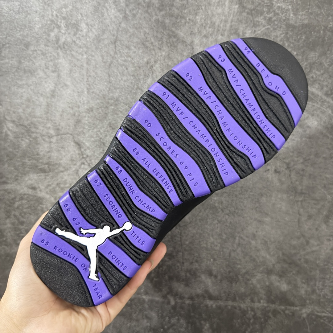 图片[9]-【外贸纯原】Air Jordan 10 OG \”Sacramento Kings\” 高帮 萨克拉门托黑紫 AJ10 乔丹10代 aj10 乔10 高邦 国王黑紫 乔丹篮球鞋系列 鞋身整体以黑色荔枝纹为主色调，搭配黑色框架覆盖层，鞋领内侧、中底边缘和外底都嵌了萨克拉门托紫，和萨克拉门托国王队经典配色遥相呼应。后跟的Jumpman Logo银色刺绣呈现，简约又亮眼；最后用的黑色鞋舌和黑色中底，让整双鞋显得沉稳；鞋舌上刻有立体Air Jordan 23字样，外底上硕大的Jumpmaan Logo辅以白色妆点，整双鞋子最大的特点是在鞋底，球鞋外底用文字记录了MJ自1985至1994十年间取得的成就和荣誉，所谓是充满纪念意义的一双球鞋。 货号：130209-051 尺码：40 40.5 41 42 42.5 43 44 44.5 45 46 47.5-选品中心