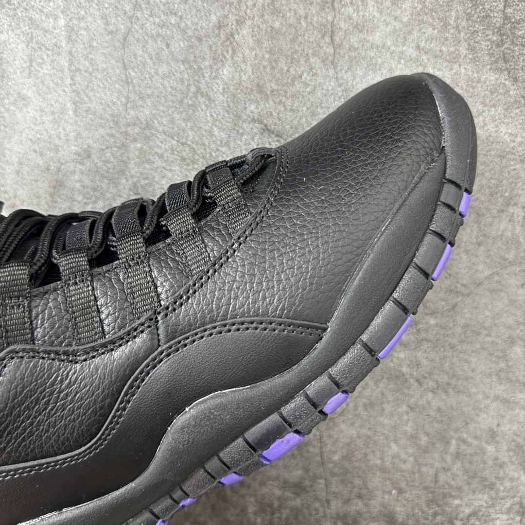 图片[6]-【外贸纯原】Air Jordan 10 OG \”Sacramento Kings\” 高帮 萨克拉门托黑紫 AJ10 乔丹10代 aj10 乔10 高邦 国王黑紫 乔丹篮球鞋系列 鞋身整体以黑色荔枝纹为主色调，搭配黑色框架覆盖层，鞋领内侧、中底边缘和外底都嵌了萨克拉门托紫，和萨克拉门托国王队经典配色遥相呼应。后跟的Jumpman Logo银色刺绣呈现，简约又亮眼；最后用的黑色鞋舌和黑色中底，让整双鞋显得沉稳；鞋舌上刻有立体Air Jordan 23字样，外底上硕大的Jumpmaan Logo辅以白色妆点，整双鞋子最大的特点是在鞋底，球鞋外底用文字记录了MJ自1985至1994十年间取得的成就和荣誉，所谓是充满纪念意义的一双球鞋。 货号：130209-051 尺码：40 40.5 41 42 42.5 43 44 44.5 45 46 47.5-选品中心