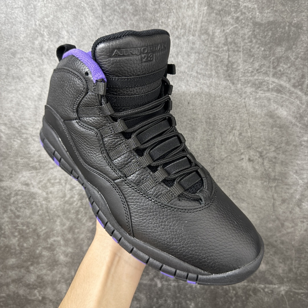 图片[3]-【外贸纯原】Air Jordan 10 OG \”Sacramento Kings\” 高帮 萨克拉门托黑紫 AJ10 乔丹10代 aj10 乔10 高邦 国王黑紫 乔丹篮球鞋系列 鞋身整体以黑色荔枝纹为主色调，搭配黑色框架覆盖层，鞋领内侧、中底边缘和外底都嵌了萨克拉门托紫，和萨克拉门托国王队经典配色遥相呼应。后跟的Jumpman Logo银色刺绣呈现，简约又亮眼；最后用的黑色鞋舌和黑色中底，让整双鞋显得沉稳；鞋舌上刻有立体Air Jordan 23字样，外底上硕大的Jumpmaan Logo辅以白色妆点，整双鞋子最大的特点是在鞋底，球鞋外底用文字记录了MJ自1985至1994十年间取得的成就和荣誉，所谓是充满纪念意义的一双球鞋。 货号：130209-051 尺码：40 40.5 41 42 42.5 43 44 44.5 45 46 47.5-选品中心