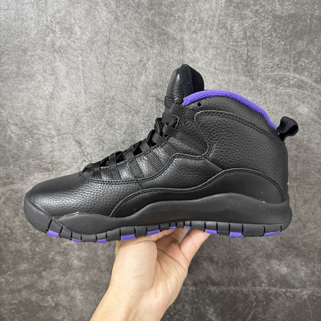 图片[2]-【外贸纯原】Air Jordan 10 OG \”Sacramento Kings\” 高帮 萨克拉门托黑紫 AJ10 乔丹10代 aj10 乔10 高邦 国王黑紫 乔丹篮球鞋系列 鞋身整体以黑色荔枝纹为主色调，搭配黑色框架覆盖层，鞋领内侧、中底边缘和外底都嵌了萨克拉门托紫，和萨克拉门托国王队经典配色遥相呼应。后跟的Jumpman Logo银色刺绣呈现，简约又亮眼；最后用的黑色鞋舌和黑色中底，让整双鞋显得沉稳；鞋舌上刻有立体Air Jordan 23字样，外底上硕大的Jumpmaan Logo辅以白色妆点，整双鞋子最大的特点是在鞋底，球鞋外底用文字记录了MJ自1985至1994十年间取得的成就和荣誉，所谓是充满纪念意义的一双球鞋。 货号：130209-051 尺码：40 40.5 41 42 42.5 43 44 44.5 45 46 47.5-选品中心