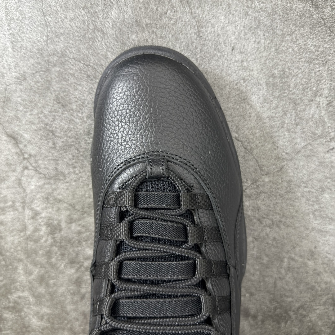 图片[5]-【外贸纯原】Air Jordan 10 OG \”Sacramento Kings\” 高帮 萨克拉门托黑紫 AJ10 乔丹10代 aj10 乔10 高邦 国王黑紫 乔丹篮球鞋系列 鞋身整体以黑色荔枝纹为主色调，搭配黑色框架覆盖层，鞋领内侧、中底边缘和外底都嵌了萨克拉门托紫，和萨克拉门托国王队经典配色遥相呼应。后跟的Jumpman Logo银色刺绣呈现，简约又亮眼；最后用的黑色鞋舌和黑色中底，让整双鞋显得沉稳；鞋舌上刻有立体Air Jordan 23字样，外底上硕大的Jumpmaan Logo辅以白色妆点，整双鞋子最大的特点是在鞋底，球鞋外底用文字记录了MJ自1985至1994十年间取得的成就和荣誉，所谓是充满纪念意义的一双球鞋。 货号：130209-051 尺码：40 40.5 41 42 42.5 43 44 44.5 45 46 47.5-选品中心