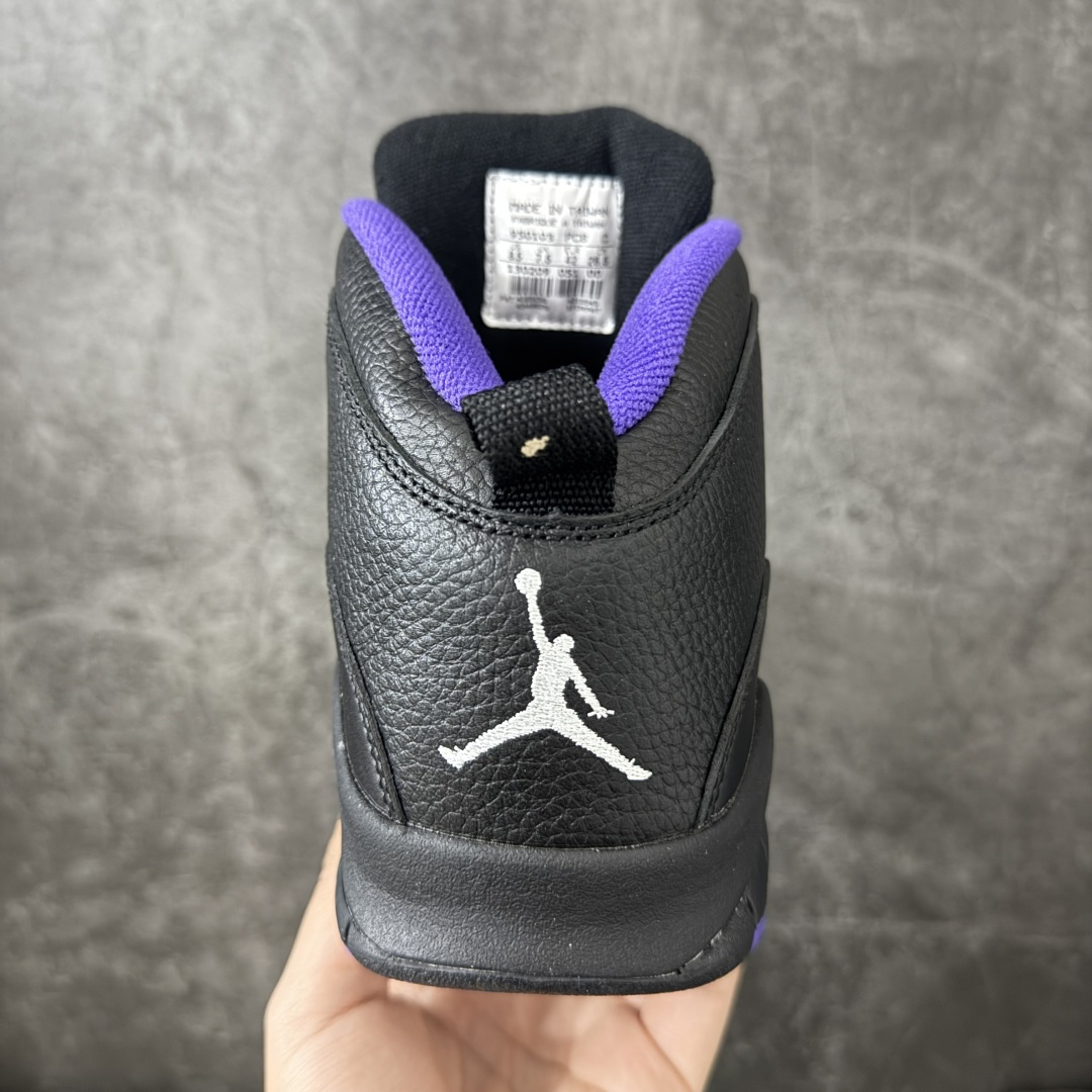 图片[4]-【外贸纯原】Air Jordan 10 OG \”Sacramento Kings\” 高帮 萨克拉门托黑紫 AJ10 乔丹10代 aj10 乔10 高邦 国王黑紫 乔丹篮球鞋系列 鞋身整体以黑色荔枝纹为主色调，搭配黑色框架覆盖层，鞋领内侧、中底边缘和外底都嵌了萨克拉门托紫，和萨克拉门托国王队经典配色遥相呼应。后跟的Jumpman Logo银色刺绣呈现，简约又亮眼；最后用的黑色鞋舌和黑色中底，让整双鞋显得沉稳；鞋舌上刻有立体Air Jordan 23字样，外底上硕大的Jumpmaan Logo辅以白色妆点，整双鞋子最大的特点是在鞋底，球鞋外底用文字记录了MJ自1985至1994十年间取得的成就和荣誉，所谓是充满纪念意义的一双球鞋。 货号：130209-051 尺码：40 40.5 41 42 42.5 43 44 44.5 45 46 47.5-选品中心