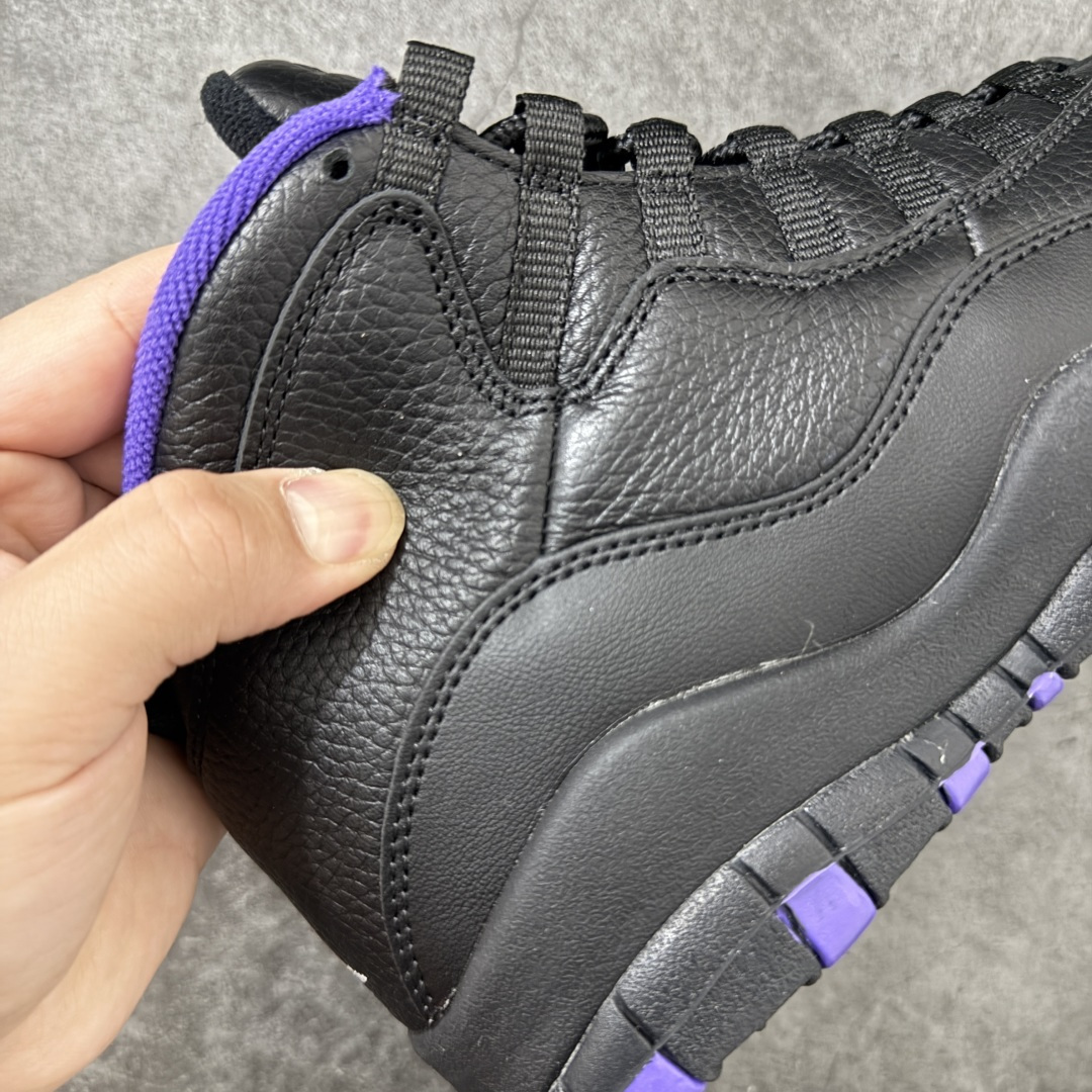 图片[3]-【外贸纯原】Air Jordan 10 OG \”Sacramento Kings\” 高帮 萨克拉门托黑紫 AJ10 乔丹10代 aj10 乔10 高邦 国王黑紫 乔丹篮球鞋系列 鞋身整体以黑色荔枝纹为主色调，搭配黑色框架覆盖层，鞋领内侧、中底边缘和外底都嵌了萨克拉门托紫，和萨克拉门托国王队经典配色遥相呼应。后跟的Jumpman Logo银色刺绣呈现，简约又亮眼；最后用的黑色鞋舌和黑色中底，让整双鞋显得沉稳；鞋舌上刻有立体Air Jordan 23字样，外底上硕大的Jumpmaan Logo辅以白色妆点，整双鞋子最大的特点是在鞋底，球鞋外底用文字记录了MJ自1985至1994十年间取得的成就和荣誉，所谓是充满纪念意义的一双球鞋。 货号：130209-051 尺码：40 40.5 41 42 42.5 43 44 44.5 45 46 47.5-选品中心