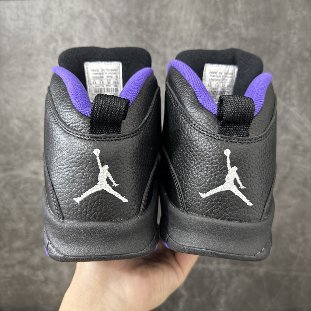 图片[2]-【外贸纯原】Air Jordan 10 OG \”Sacramento Kings\” 高帮 萨克拉门托黑紫 AJ10 乔丹10代 aj10 乔10 高邦 国王黑紫 乔丹篮球鞋系列 鞋身整体以黑色荔枝纹为主色调，搭配黑色框架覆盖层，鞋领内侧、中底边缘和外底都嵌了萨克拉门托紫，和萨克拉门托国王队经典配色遥相呼应。后跟的Jumpman Logo银色刺绣呈现，简约又亮眼；最后用的黑色鞋舌和黑色中底，让整双鞋显得沉稳；鞋舌上刻有立体Air Jordan 23字样，外底上硕大的Jumpmaan Logo辅以白色妆点，整双鞋子最大的特点是在鞋底，球鞋外底用文字记录了MJ自1985至1994十年间取得的成就和荣誉，所谓是充满纪念意义的一双球鞋。 货号：130209-051 尺码：40 40.5 41 42 42.5 43 44 44.5 45 46 47.5-选品中心