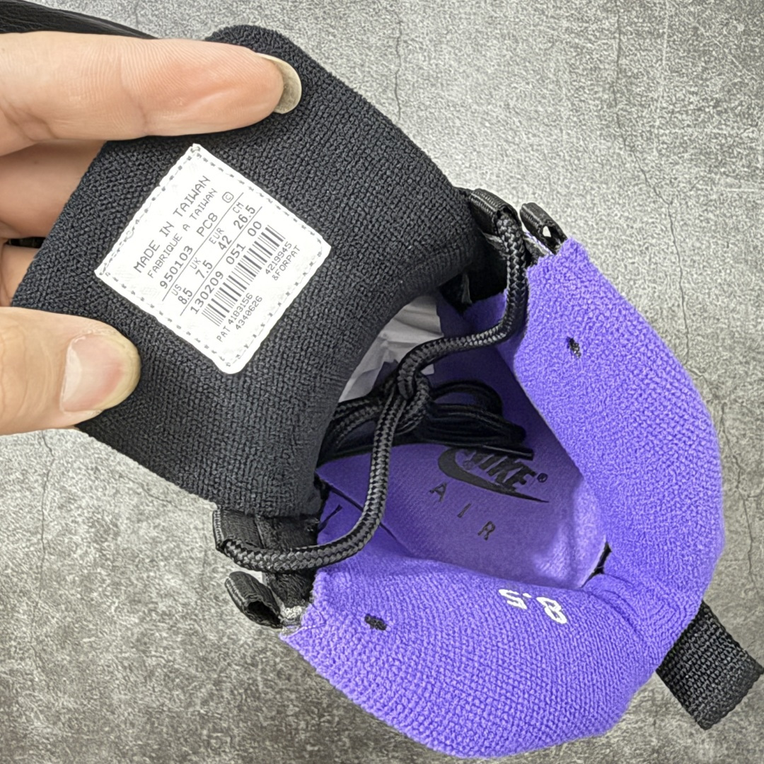 图片[6]-【外贸纯原】Air Jordan 10 OG \”Sacramento Kings\” 高帮 萨克拉门托黑紫 AJ10 乔丹10代 aj10 乔10 高邦 国王黑紫 乔丹篮球鞋系列 鞋身整体以黑色荔枝纹为主色调，搭配黑色框架覆盖层，鞋领内侧、中底边缘和外底都嵌了萨克拉门托紫，和萨克拉门托国王队经典配色遥相呼应。后跟的Jumpman Logo银色刺绣呈现，简约又亮眼；最后用的黑色鞋舌和黑色中底，让整双鞋显得沉稳；鞋舌上刻有立体Air Jordan 23字样，外底上硕大的Jumpmaan Logo辅以白色妆点，整双鞋子最大的特点是在鞋底，球鞋外底用文字记录了MJ自1985至1994十年间取得的成就和荣誉，所谓是充满纪念意义的一双球鞋。 货号：130209-051 尺码：40 40.5 41 42 42.5 43 44 44.5 45 46 47.5-选品中心