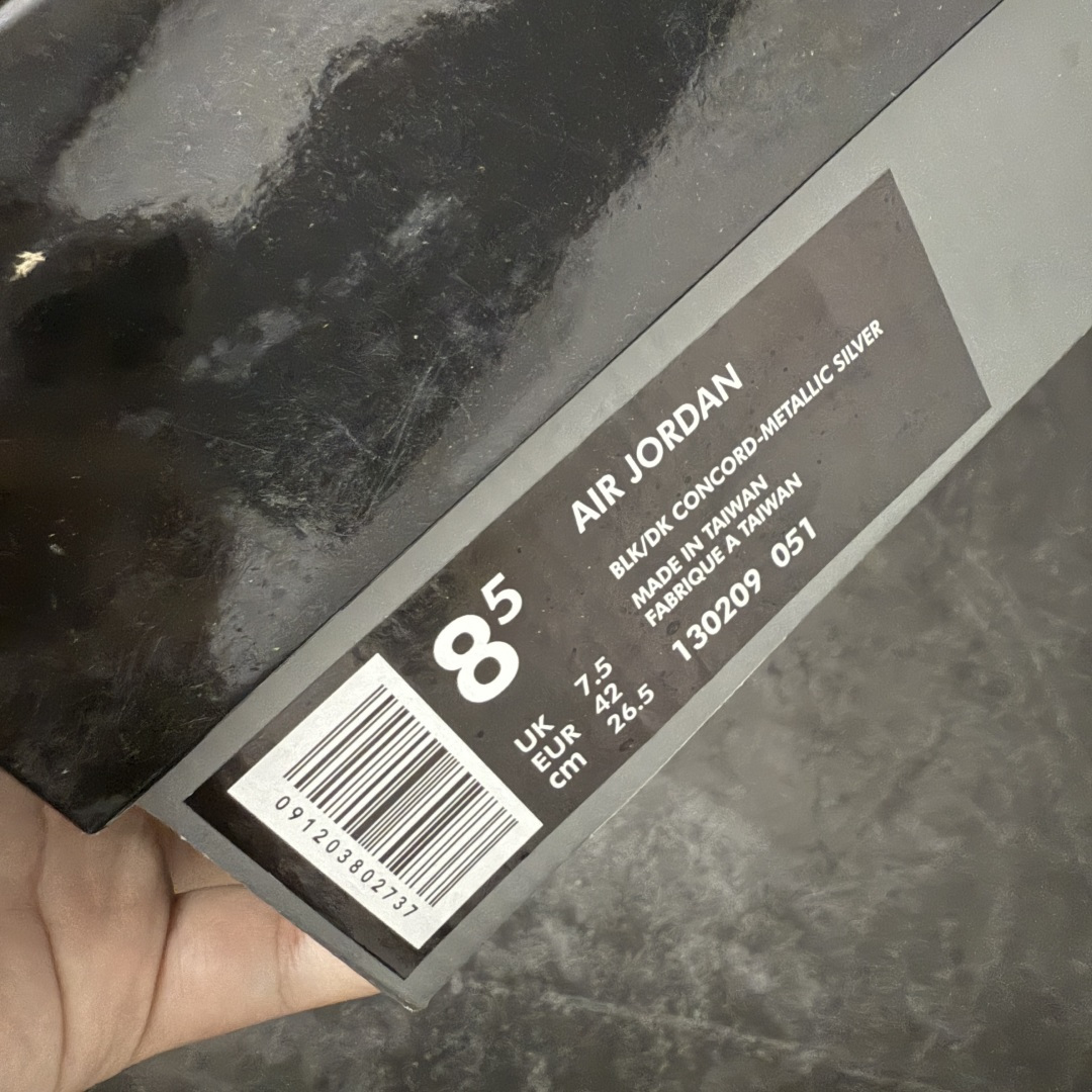 图片[9]-【外贸纯原】Air Jordan 10 OG \”Sacramento Kings\” 高帮 萨克拉门托黑紫 AJ10 乔丹10代 aj10 乔10 高邦 国王黑紫 乔丹篮球鞋系列 鞋身整体以黑色荔枝纹为主色调，搭配黑色框架覆盖层，鞋领内侧、中底边缘和外底都嵌了萨克拉门托紫，和萨克拉门托国王队经典配色遥相呼应。后跟的Jumpman Logo银色刺绣呈现，简约又亮眼；最后用的黑色鞋舌和黑色中底，让整双鞋显得沉稳；鞋舌上刻有立体Air Jordan 23字样，外底上硕大的Jumpmaan Logo辅以白色妆点，整双鞋子最大的特点是在鞋底，球鞋外底用文字记录了MJ自1985至1994十年间取得的成就和荣誉，所谓是充满纪念意义的一双球鞋。 货号：130209-051 尺码：40 40.5 41 42 42.5 43 44 44.5 45 46 47.5-选品中心