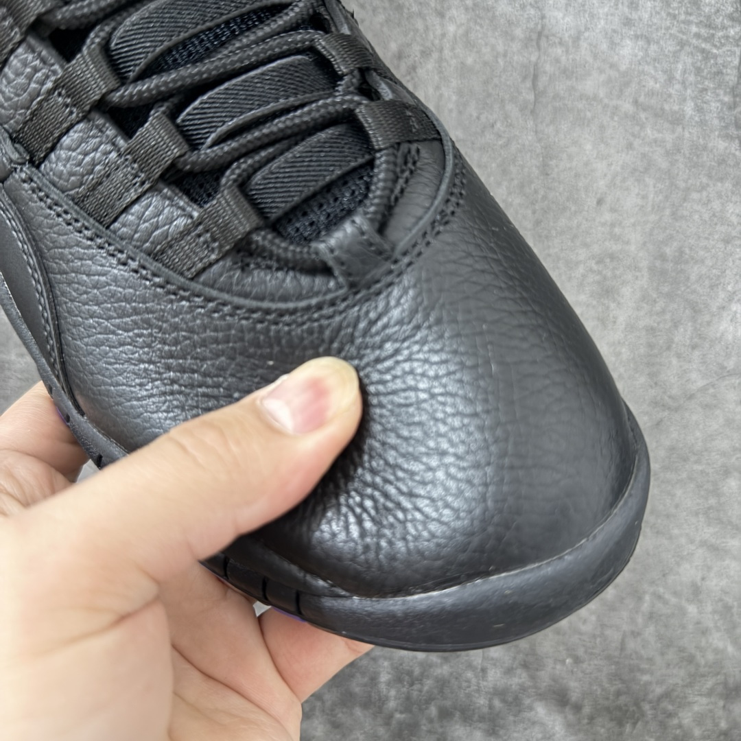 图片[4]-【外贸纯原】Air Jordan 10 OG \”Sacramento Kings\” 高帮 萨克拉门托黑紫 AJ10 乔丹10代 aj10 乔10 高邦 国王黑紫 乔丹篮球鞋系列 鞋身整体以黑色荔枝纹为主色调，搭配黑色框架覆盖层，鞋领内侧、中底边缘和外底都嵌了萨克拉门托紫，和萨克拉门托国王队经典配色遥相呼应。后跟的Jumpman Logo银色刺绣呈现，简约又亮眼；最后用的黑色鞋舌和黑色中底，让整双鞋显得沉稳；鞋舌上刻有立体Air Jordan 23字样，外底上硕大的Jumpmaan Logo辅以白色妆点，整双鞋子最大的特点是在鞋底，球鞋外底用文字记录了MJ自1985至1994十年间取得的成就和荣誉，所谓是充满纪念意义的一双球鞋。 货号：130209-051 尺码：40 40.5 41 42 42.5 43 44 44.5 45 46 47.5-选品中心