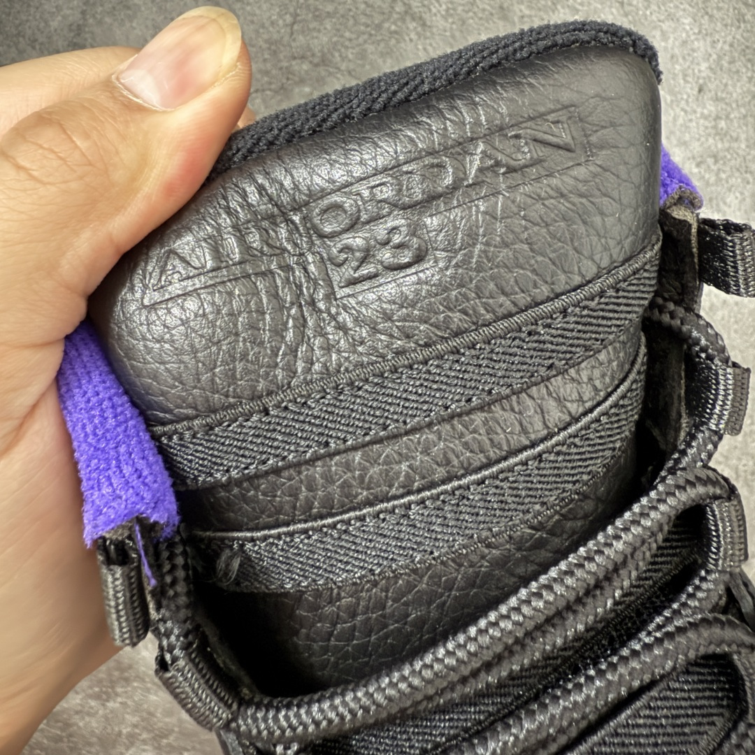 图片[5]-【外贸纯原】Air Jordan 10 OG \”Sacramento Kings\” 高帮 萨克拉门托黑紫 AJ10 乔丹10代 aj10 乔10 高邦 国王黑紫 乔丹篮球鞋系列 鞋身整体以黑色荔枝纹为主色调，搭配黑色框架覆盖层，鞋领内侧、中底边缘和外底都嵌了萨克拉门托紫，和萨克拉门托国王队经典配色遥相呼应。后跟的Jumpman Logo银色刺绣呈现，简约又亮眼；最后用的黑色鞋舌和黑色中底，让整双鞋显得沉稳；鞋舌上刻有立体Air Jordan 23字样，外底上硕大的Jumpmaan Logo辅以白色妆点，整双鞋子最大的特点是在鞋底，球鞋外底用文字记录了MJ自1985至1994十年间取得的成就和荣誉，所谓是充满纪念意义的一双球鞋。 货号：130209-051 尺码：40 40.5 41 42 42.5 43 44 44.5 45 46 47.5-选品中心