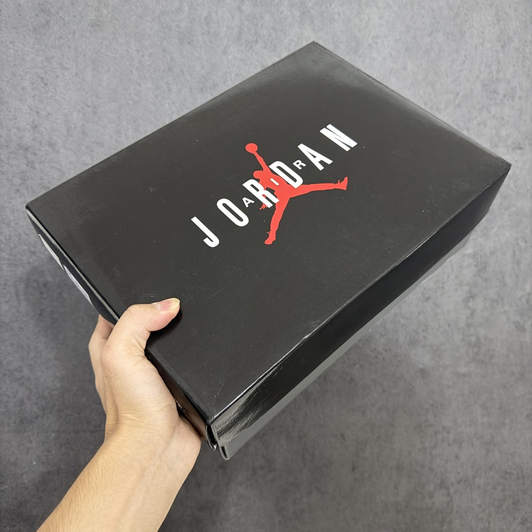 图片[8]-【外贸纯原】Air Jordan 10 OG \”Sacramento Kings\” 高帮 萨克拉门托黑紫 AJ10 乔丹10代 aj10 乔10 高邦 国王黑紫 乔丹篮球鞋系列 鞋身整体以黑色荔枝纹为主色调，搭配黑色框架覆盖层，鞋领内侧、中底边缘和外底都嵌了萨克拉门托紫，和萨克拉门托国王队经典配色遥相呼应。后跟的Jumpman Logo银色刺绣呈现，简约又亮眼；最后用的黑色鞋舌和黑色中底，让整双鞋显得沉稳；鞋舌上刻有立体Air Jordan 23字样，外底上硕大的Jumpmaan Logo辅以白色妆点，整双鞋子最大的特点是在鞋底，球鞋外底用文字记录了MJ自1985至1994十年间取得的成就和荣誉，所谓是充满纪念意义的一双球鞋。 货号：130209-051 尺码：40 40.5 41 42 42.5 43 44 44.5 45 46 47.5-选品中心