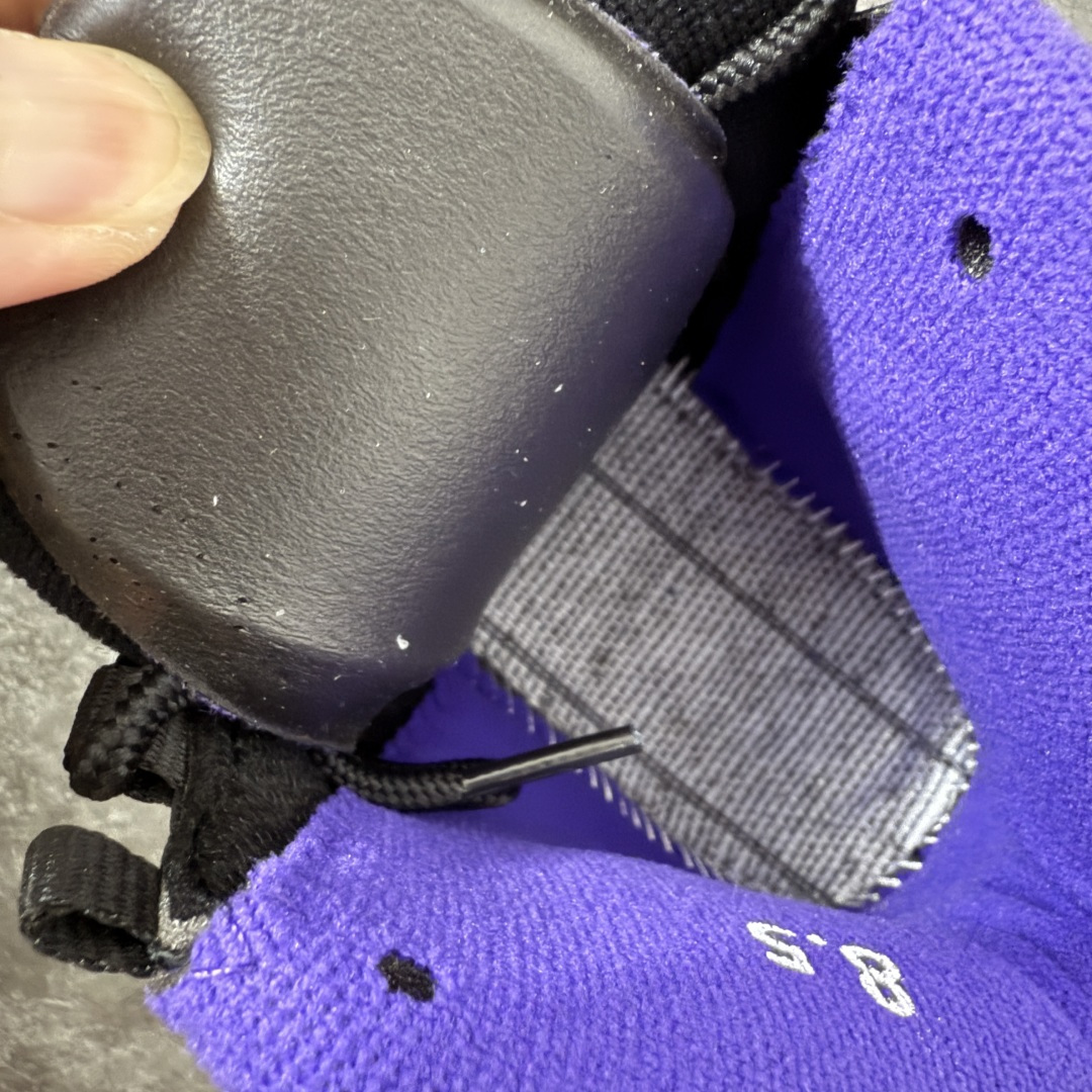 图片[7]-【外贸纯原】Air Jordan 10 OG \”Sacramento Kings\” 高帮 萨克拉门托黑紫 AJ10 乔丹10代 aj10 乔10 高邦 国王黑紫 乔丹篮球鞋系列 鞋身整体以黑色荔枝纹为主色调，搭配黑色框架覆盖层，鞋领内侧、中底边缘和外底都嵌了萨克拉门托紫，和萨克拉门托国王队经典配色遥相呼应。后跟的Jumpman Logo银色刺绣呈现，简约又亮眼；最后用的黑色鞋舌和黑色中底，让整双鞋显得沉稳；鞋舌上刻有立体Air Jordan 23字样，外底上硕大的Jumpmaan Logo辅以白色妆点，整双鞋子最大的特点是在鞋底，球鞋外底用文字记录了MJ自1985至1994十年间取得的成就和荣誉，所谓是充满纪念意义的一双球鞋。 货号：130209-051 尺码：40 40.5 41 42 42.5 43 44 44.5 45 46 47.5-选品中心