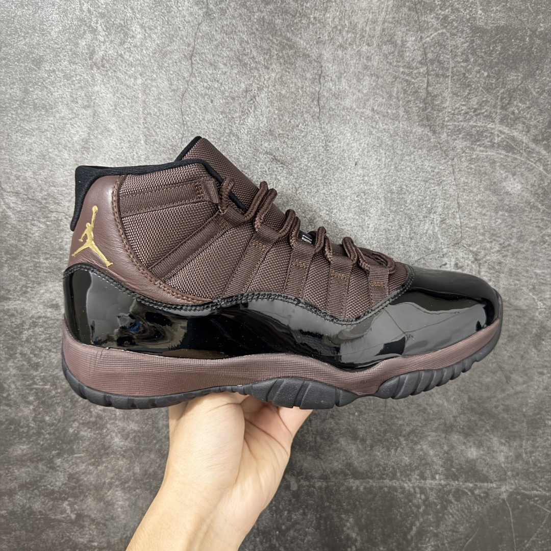 【外贸版】Air Jordan 11 Retro 黑棕黑咖啡 货号:CT8012-200 原楦原档案数据开模打造 原厂中底拉帮钢印 原厂漆皮 防冻不开裂 头层皮料 原装鞋撑 水晶大底正确色度色泽 原楦原数据刺绣 原厂车缝走线及对位 毫厘不差 飞人logo采用原数据电脑刺绣 原装正品碳纤维真实碳板 增强抗扭 原内标 原盒标 正确官方原盒 原厂防氧化水晶外底 原厂配套厂全掌solo气垫 尺码:40 40.5 41 42 42.5 43 44 44.5 45 46 47.5 48.5-选品中心