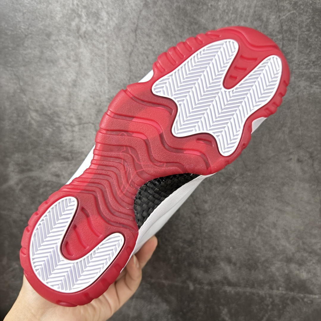 图片[9]-【外贸版】Air Jordan 11 Retro 白红 货号：CT8012-160   原楦原档案数据开模打造 原厂中底拉帮钢印 原厂漆皮 防冻不开裂 头层皮料 原装鞋撑 水晶大底正确色度色泽 原楦原数据刺绣 原厂车缝走线及对位 毫厘不差 飞人logo采用原数据电脑刺绣 原装正品碳纤维真实碳板 增强抗扭 原内标 原盒标 正确官方原盒 原厂防氧化水晶外底 原厂配套厂全掌solo气垫 尺码：40 40.5 41 42 42.5 43 44 44.5 45 46 47.5 48.5-选品中心