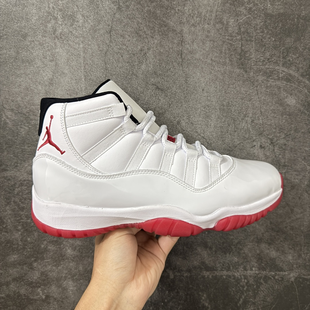 【外贸版】Air Jordan 11 Retro 白红 货号:CT8012-160 原楦原档案数据开模打造 原厂中底拉帮钢印 原厂漆皮 防冻不开裂 头层皮料 原装鞋撑 水晶大底正确色度色泽 原楦原数据刺绣 原厂车缝走线及对位 毫厘不差 飞人logo采用原数据电脑刺绣 原装正品碳纤维真实碳板 增强抗扭 原内标 原盒标 正确官方原盒 原厂防氧化水晶外底 原厂配套厂全掌solo气垫 尺码:40 40.5 41 42 42.5 43 44 44.5 45 46 47.5 48.5-选品中心