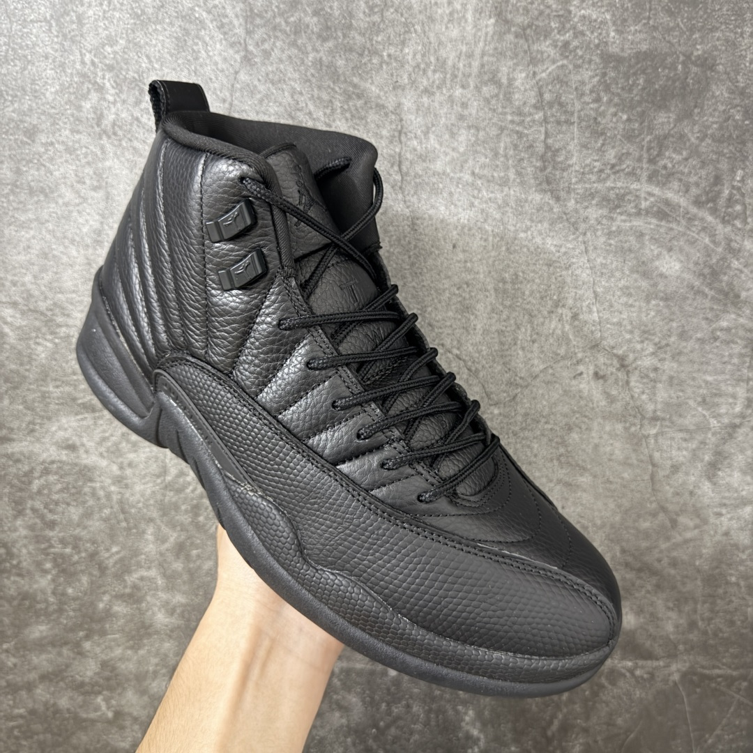 图片[3]-【外贸纯原】Air Jordan 12 Retro \”Black Cat\” 高帮 黑猫 AJ12 乔丹12代 aj12 乔12 高邦 全黑 黑武士 乔丹篮球鞋系列 鞋身整体以黑色皮革打造，搭配黑色蜥蜴纹理框架覆盖层，鞋头处Jumpman Logo黑色点缀，在全黑色主调下格外抢眼；鞋舌饰有黑色色调的经典Jumpman Logo以及TWO3字样，与鞋侧金属黑扣相呼应，细节方面非常用心；鞋身中部辅以黑色挡泥板呈现，后跟鞋提黑色Jumpman Logo和Jordan字样搭配标志性黑色立体23字样，彰显鞋款身份；鞋底则使用黑色拼接打造，为整个设计收尾；辅以Air Zoom气垫和大面积碳板，提供了出色的缓震效果和稳定性，重现Michael Jordaan在赛场上的辉煌。 货号：CT8013-010 尺码：40 40.5 41 42 42.5 43 44 44.5 45 46 47.5-选品中心