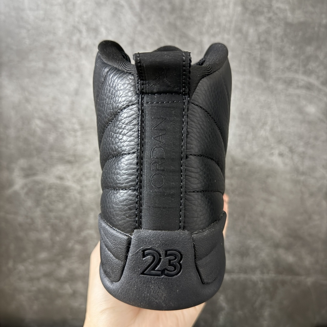 图片[4]-【外贸纯原】Air Jordan 12 Retro \”Black Cat\” 高帮 黑猫 AJ12 乔丹12代 aj12 乔12 高邦 全黑 黑武士 乔丹篮球鞋系列 鞋身整体以黑色皮革打造，搭配黑色蜥蜴纹理框架覆盖层，鞋头处Jumpman Logo黑色点缀，在全黑色主调下格外抢眼；鞋舌饰有黑色色调的经典Jumpman Logo以及TWO3字样，与鞋侧金属黑扣相呼应，细节方面非常用心；鞋身中部辅以黑色挡泥板呈现，后跟鞋提黑色Jumpman Logo和Jordan字样搭配标志性黑色立体23字样，彰显鞋款身份；鞋底则使用黑色拼接打造，为整个设计收尾；辅以Air Zoom气垫和大面积碳板，提供了出色的缓震效果和稳定性，重现Michael Jordaan在赛场上的辉煌。 货号：CT8013-010 尺码：40 40.5 41 42 42.5 43 44 44.5 45 46 47.5-选品中心