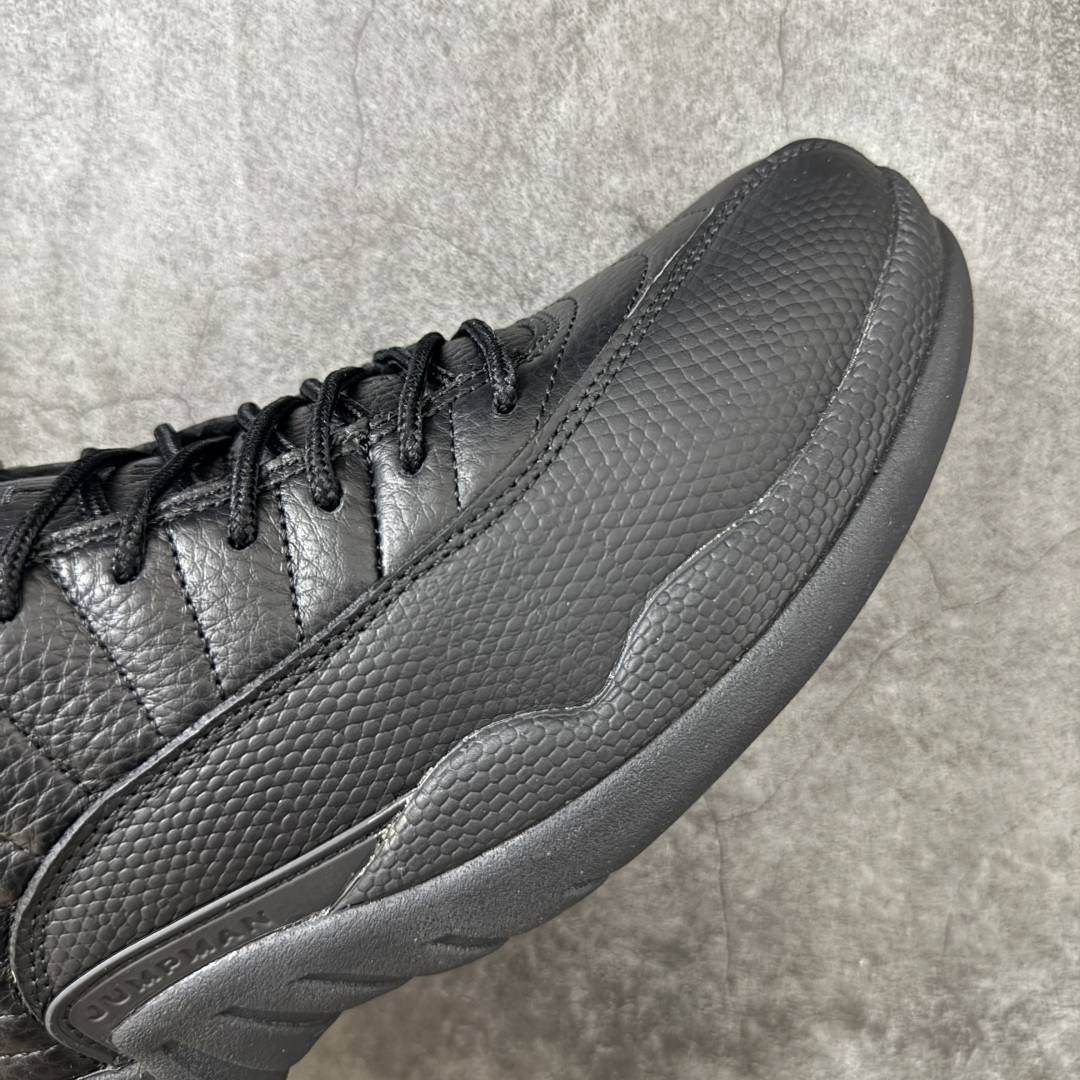 图片[6]-【外贸纯原】Air Jordan 12 Retro \”Black Cat\” 高帮 黑猫 AJ12 乔丹12代 aj12 乔12 高邦 全黑 黑武士 乔丹篮球鞋系列 鞋身整体以黑色皮革打造，搭配黑色蜥蜴纹理框架覆盖层，鞋头处Jumpman Logo黑色点缀，在全黑色主调下格外抢眼；鞋舌饰有黑色色调的经典Jumpman Logo以及TWO3字样，与鞋侧金属黑扣相呼应，细节方面非常用心；鞋身中部辅以黑色挡泥板呈现，后跟鞋提黑色Jumpman Logo和Jordan字样搭配标志性黑色立体23字样，彰显鞋款身份；鞋底则使用黑色拼接打造，为整个设计收尾；辅以Air Zoom气垫和大面积碳板，提供了出色的缓震效果和稳定性，重现Michael Jordaan在赛场上的辉煌。 货号：CT8013-010 尺码：40 40.5 41 42 42.5 43 44 44.5 45 46 47.5-选品中心