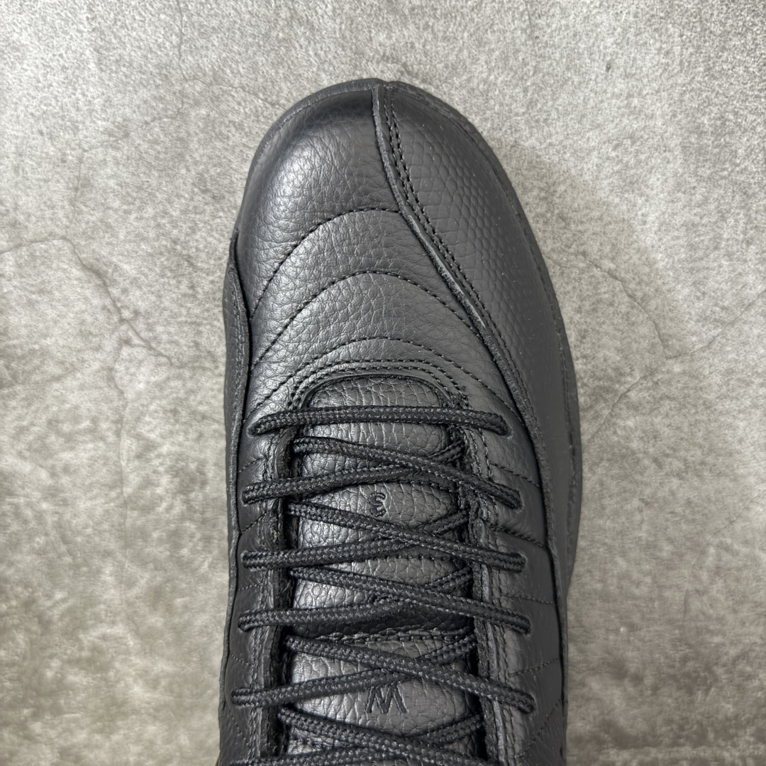 图片[5]-【外贸纯原】Air Jordan 12 Retro \”Black Cat\” 高帮 黑猫 AJ12 乔丹12代 aj12 乔12 高邦 全黑 黑武士 乔丹篮球鞋系列 鞋身整体以黑色皮革打造，搭配黑色蜥蜴纹理框架覆盖层，鞋头处Jumpman Logo黑色点缀，在全黑色主调下格外抢眼；鞋舌饰有黑色色调的经典Jumpman Logo以及TWO3字样，与鞋侧金属黑扣相呼应，细节方面非常用心；鞋身中部辅以黑色挡泥板呈现，后跟鞋提黑色Jumpman Logo和Jordan字样搭配标志性黑色立体23字样，彰显鞋款身份；鞋底则使用黑色拼接打造，为整个设计收尾；辅以Air Zoom气垫和大面积碳板，提供了出色的缓震效果和稳定性，重现Michael Jordaan在赛场上的辉煌。 货号：CT8013-010 尺码：40 40.5 41 42 42.5 43 44 44.5 45 46 47.5-选品中心