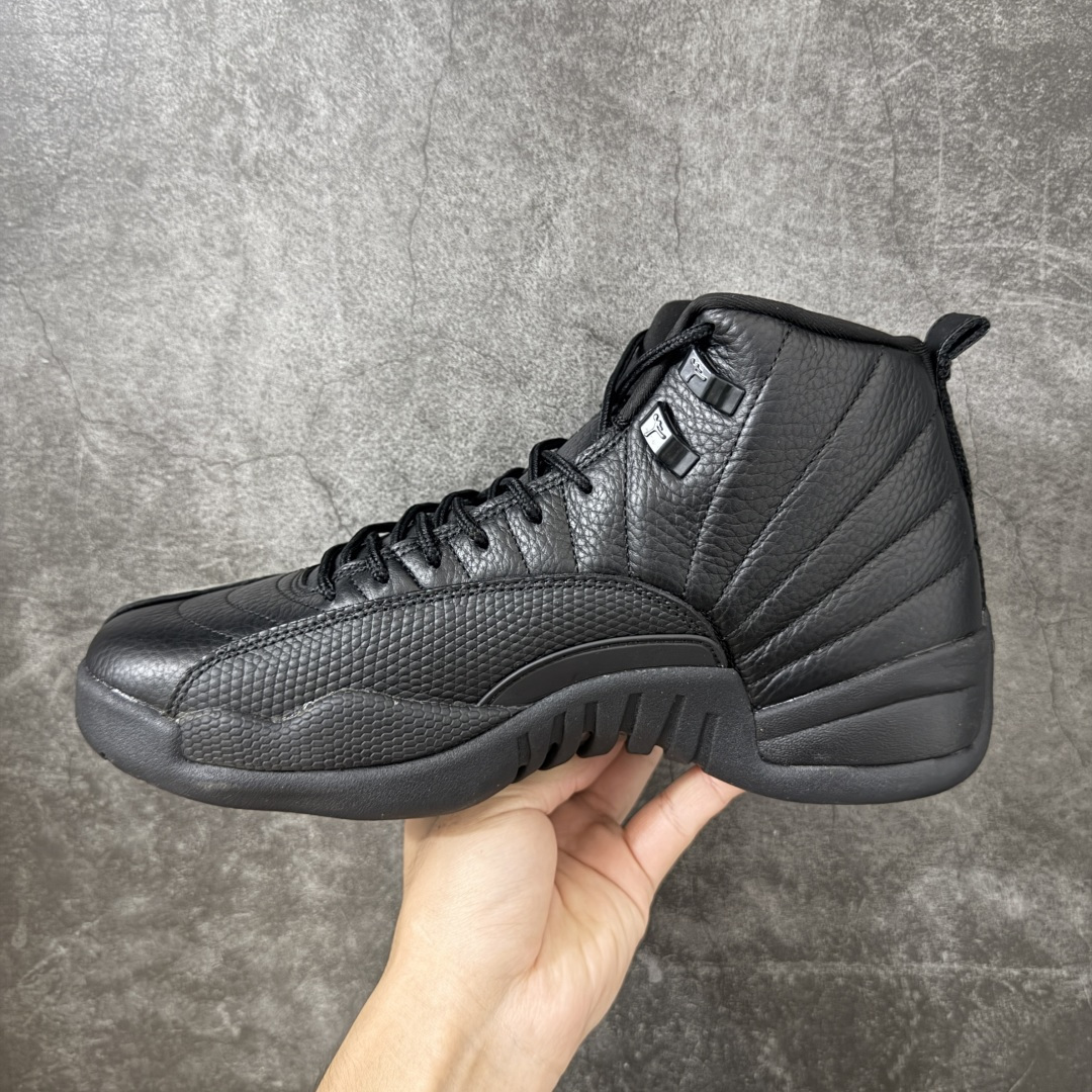 图片[2]-【外贸纯原】Air Jordan 12 Retro \”Black Cat\” 高帮 黑猫 AJ12 乔丹12代 aj12 乔12 高邦 全黑 黑武士 乔丹篮球鞋系列 鞋身整体以黑色皮革打造，搭配黑色蜥蜴纹理框架覆盖层，鞋头处Jumpman Logo黑色点缀，在全黑色主调下格外抢眼；鞋舌饰有黑色色调的经典Jumpman Logo以及TWO3字样，与鞋侧金属黑扣相呼应，细节方面非常用心；鞋身中部辅以黑色挡泥板呈现，后跟鞋提黑色Jumpman Logo和Jordan字样搭配标志性黑色立体23字样，彰显鞋款身份；鞋底则使用黑色拼接打造，为整个设计收尾；辅以Air Zoom气垫和大面积碳板，提供了出色的缓震效果和稳定性，重现Michael Jordaan在赛场上的辉煌。 货号：CT8013-010 尺码：40 40.5 41 42 42.5 43 44 44.5 45 46 47.5-选品中心