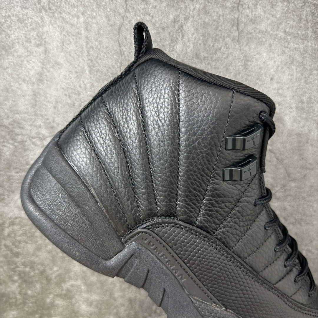 图片[7]-【外贸纯原】Air Jordan 12 Retro \”Black Cat\” 高帮 黑猫 AJ12 乔丹12代 aj12 乔12 高邦 全黑 黑武士 乔丹篮球鞋系列 鞋身整体以黑色皮革打造，搭配黑色蜥蜴纹理框架覆盖层，鞋头处Jumpman Logo黑色点缀，在全黑色主调下格外抢眼；鞋舌饰有黑色色调的经典Jumpman Logo以及TWO3字样，与鞋侧金属黑扣相呼应，细节方面非常用心；鞋身中部辅以黑色挡泥板呈现，后跟鞋提黑色Jumpman Logo和Jordan字样搭配标志性黑色立体23字样，彰显鞋款身份；鞋底则使用黑色拼接打造，为整个设计收尾；辅以Air Zoom气垫和大面积碳板，提供了出色的缓震效果和稳定性，重现Michael Jordaan在赛场上的辉煌。 货号：CT8013-010 尺码：40 40.5 41 42 42.5 43 44 44.5 45 46 47.5-选品中心