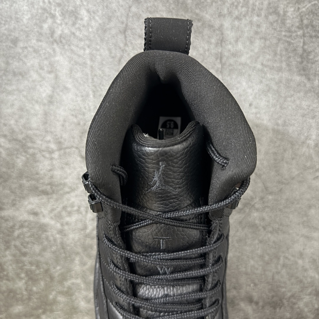 图片[8]-【外贸纯原】Air Jordan 12 Retro \”Black Cat\” 高帮 黑猫 AJ12 乔丹12代 aj12 乔12 高邦 全黑 黑武士 乔丹篮球鞋系列 鞋身整体以黑色皮革打造，搭配黑色蜥蜴纹理框架覆盖层，鞋头处Jumpman Logo黑色点缀，在全黑色主调下格外抢眼；鞋舌饰有黑色色调的经典Jumpman Logo以及TWO3字样，与鞋侧金属黑扣相呼应，细节方面非常用心；鞋身中部辅以黑色挡泥板呈现，后跟鞋提黑色Jumpman Logo和Jordan字样搭配标志性黑色立体23字样，彰显鞋款身份；鞋底则使用黑色拼接打造，为整个设计收尾；辅以Air Zoom气垫和大面积碳板，提供了出色的缓震效果和稳定性，重现Michael Jordaan在赛场上的辉煌。 货号：CT8013-010 尺码：40 40.5 41 42 42.5 43 44 44.5 45 46 47.5-选品中心
