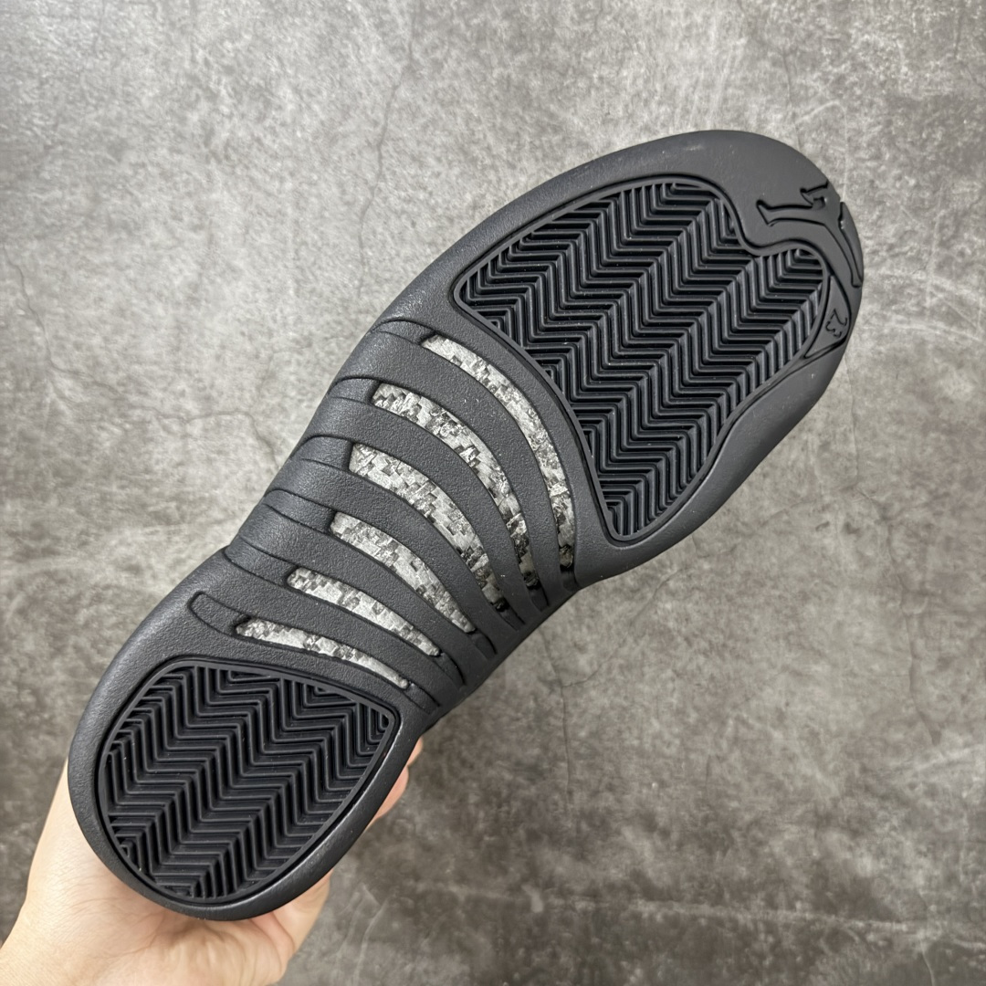 图片[9]-【外贸纯原】Air Jordan 12 Retro \”Black Cat\” 高帮 黑猫 AJ12 乔丹12代 aj12 乔12 高邦 全黑 黑武士 乔丹篮球鞋系列 鞋身整体以黑色皮革打造，搭配黑色蜥蜴纹理框架覆盖层，鞋头处Jumpman Logo黑色点缀，在全黑色主调下格外抢眼；鞋舌饰有黑色色调的经典Jumpman Logo以及TWO3字样，与鞋侧金属黑扣相呼应，细节方面非常用心；鞋身中部辅以黑色挡泥板呈现，后跟鞋提黑色Jumpman Logo和Jordan字样搭配标志性黑色立体23字样，彰显鞋款身份；鞋底则使用黑色拼接打造，为整个设计收尾；辅以Air Zoom气垫和大面积碳板，提供了出色的缓震效果和稳定性，重现Michael Jordaan在赛场上的辉煌。 货号：CT8013-010 尺码：40 40.5 41 42 42.5 43 44 44.5 45 46 47.5-选品中心