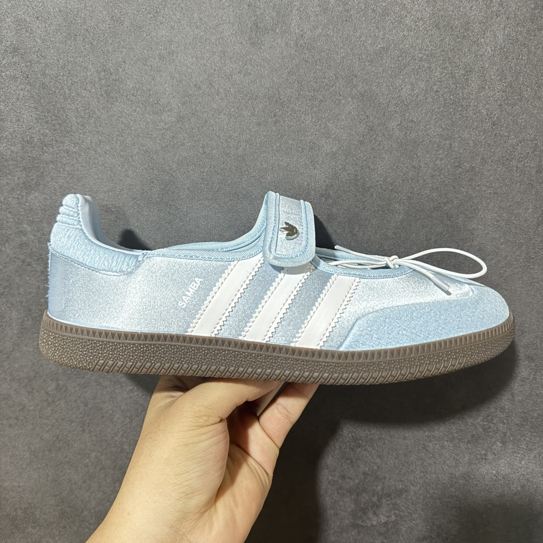 【公司级】Adidas三叶草SAMBA Jane W 玛丽珍鞋 该鞋款鞋面采用多种材料拼接(缝/车线) Superstar系列又备受众多滑板爱好者的青睐 这款Superstar经典鞋 沿用50年来的贝壳鞋头样式 继往开来 采用皮革鞋面和浑厚全包大底设计 烫金徽标伴你在滑板上留下“流星”般绚丽的轨迹 货号: LB8628 尺码: 35.5 36 36.5 37.5 38 38.5 39 40 40.5 41 42-选品中心