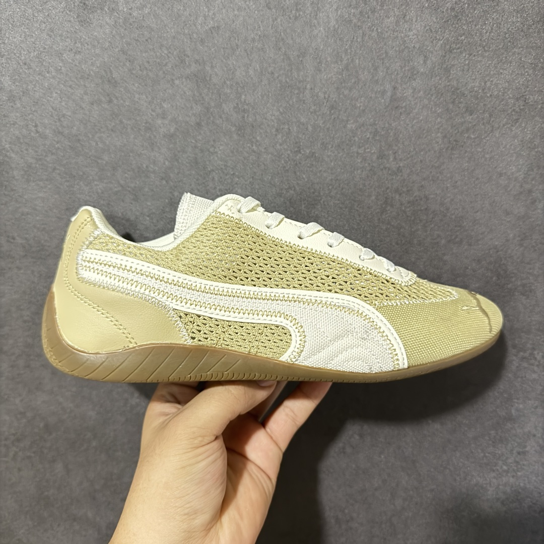 【公司级】Puma Speedcet OG 彪马低帮复古运动休闲赛车跑鞋 以趣味十足又前卫复古的设计引领潮流,将赛道精神融入街头时尚,开启前卫竞速之旅。融入经典配色,主打前卫复古风。鞋款的鞋侧以复古的流线造型,缀以经典Logo,巧妙吸睛;麂皮+网眼融合舒适鞋面,赋予了独特的个性美学,演绎赛车的无尽能量。 货号:408858-02 尺码:35.5-45-选品中心