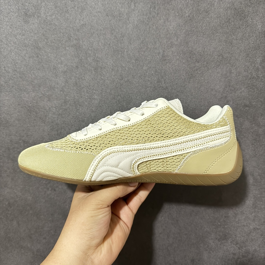 图片[2]-【公司级】Puma Speedcet OG 彪马低帮复古运动休闲赛车跑鞋 以趣味十足又前卫复古的设计引领潮流，将赛道精神融入街头时尚，开启前卫竞速之旅。融入经典配色，主打前卫复古风。鞋款的鞋侧以复古的流线造型，缀以经典Logo，巧妙吸睛；麂皮+网眼融合舒适鞋面，赋予了独特的个性美学，演绎赛车的无尽能量。 货号：408858-02 尺码：35.5-45-选品中心